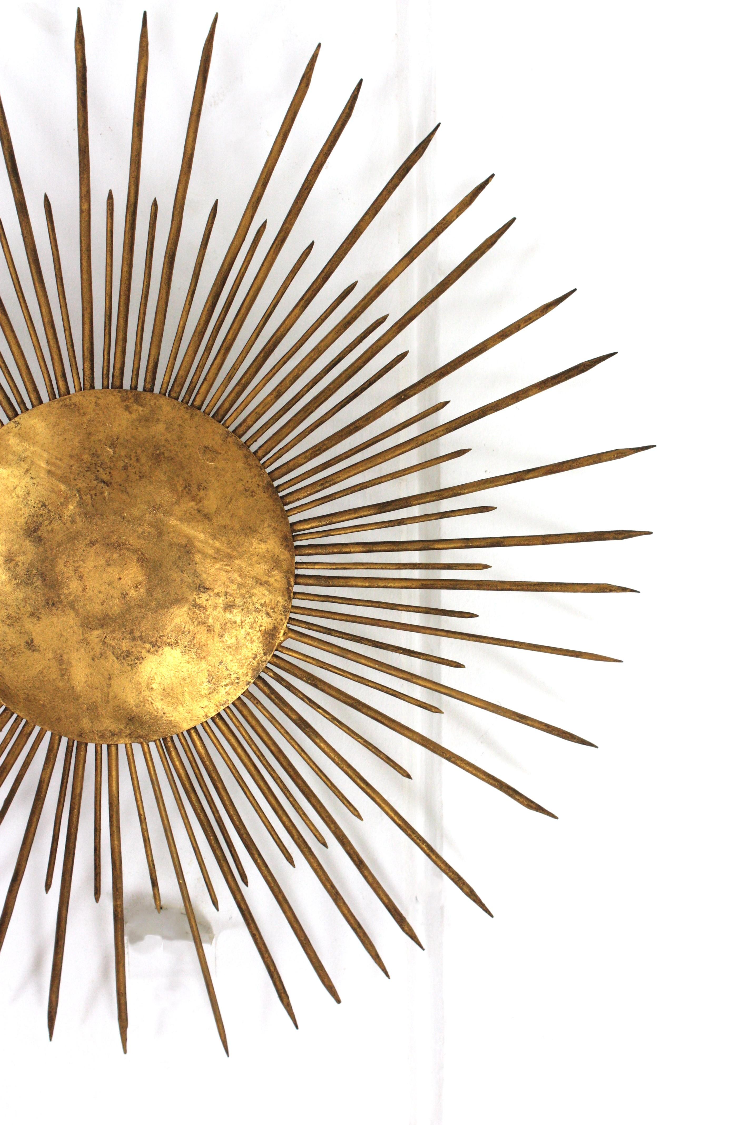 Gran aplique de luz francesa Sunburst Flush Mount de hierro dorado, años 40 en venta 5