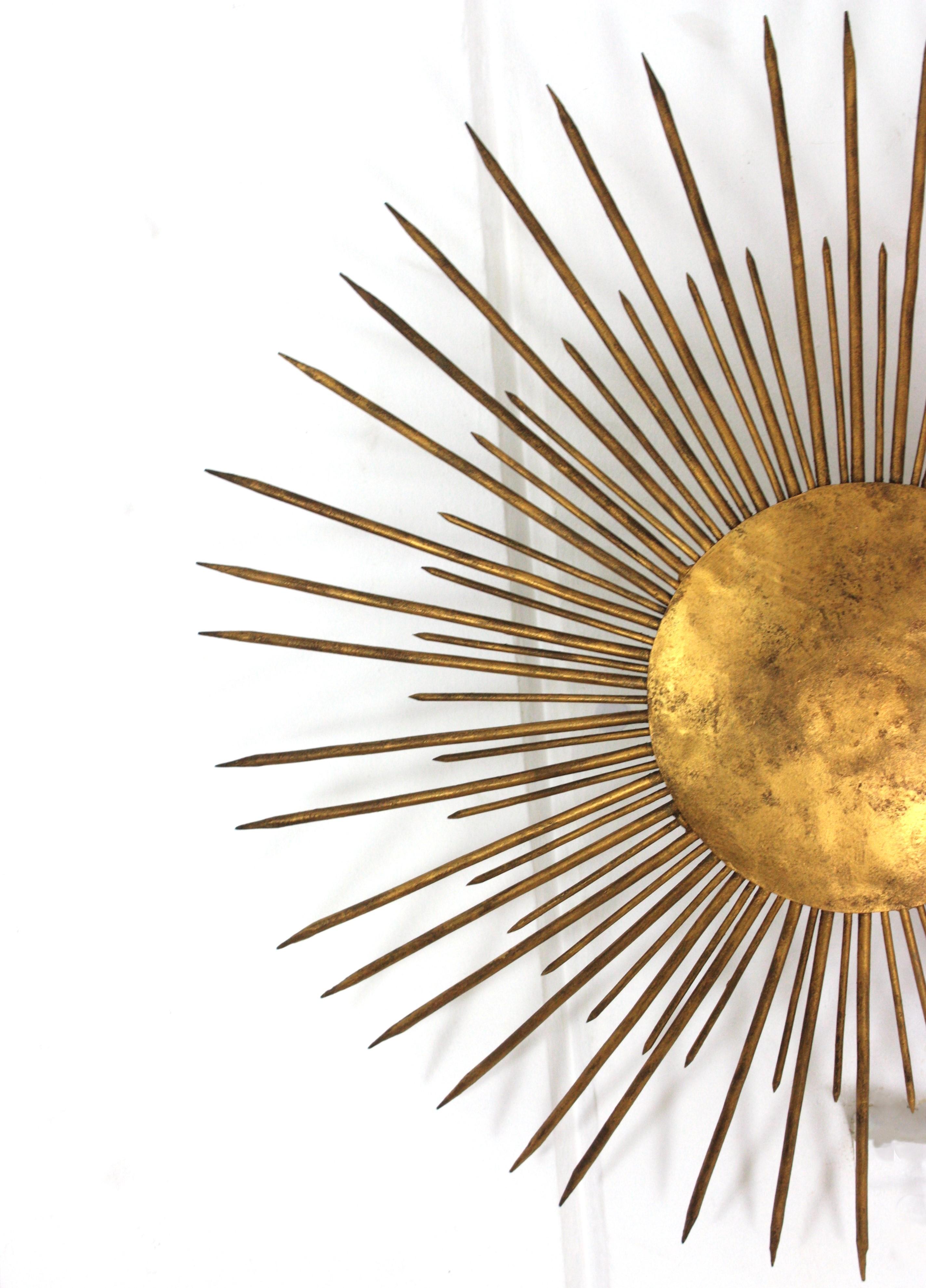 Gran aplique de luz francesa Sunburst Flush Mount de hierro dorado, años 40 en venta 6