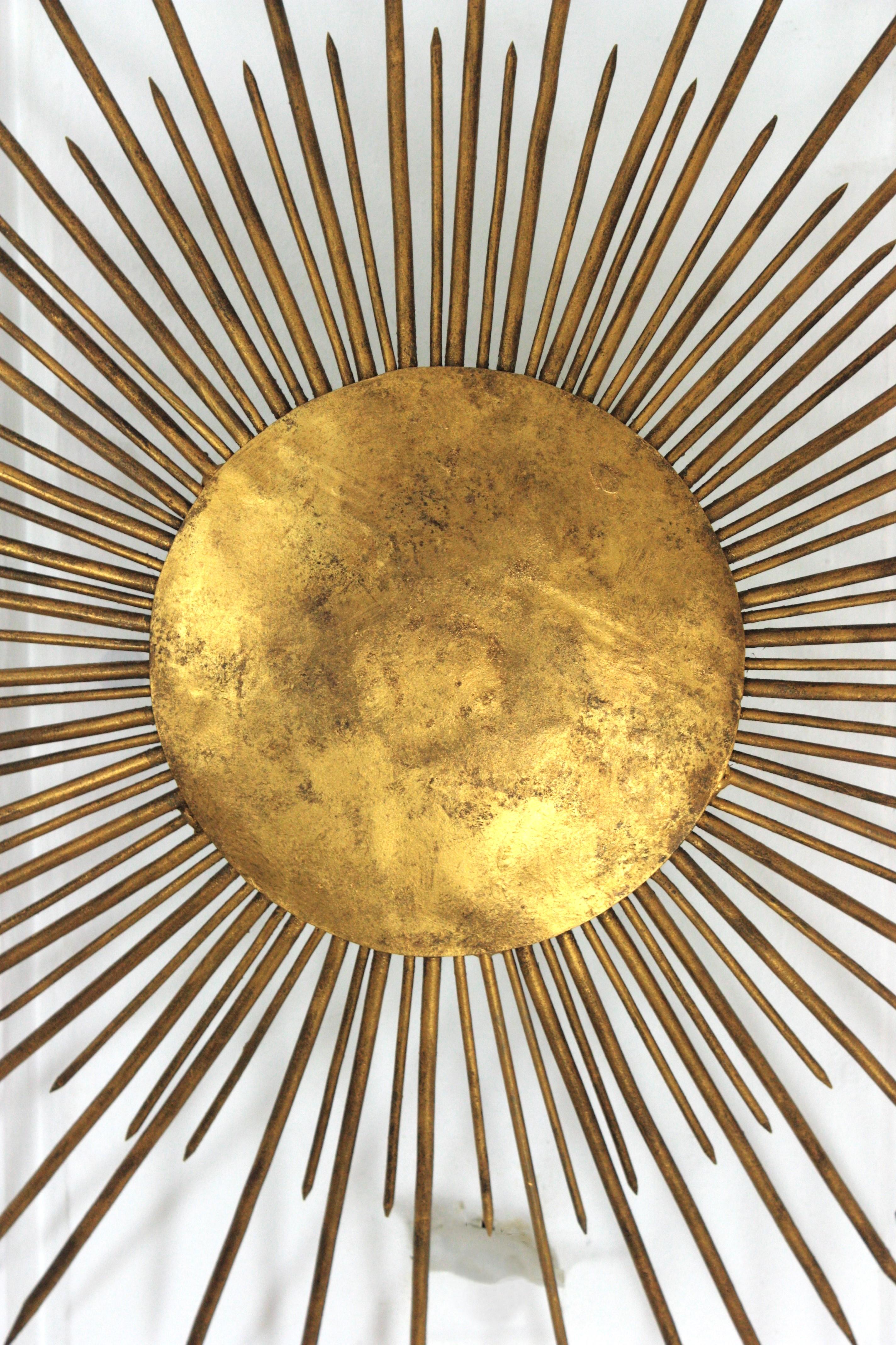 Gran aplique de luz francesa Sunburst Flush Mount de hierro dorado, años 40 en venta 7