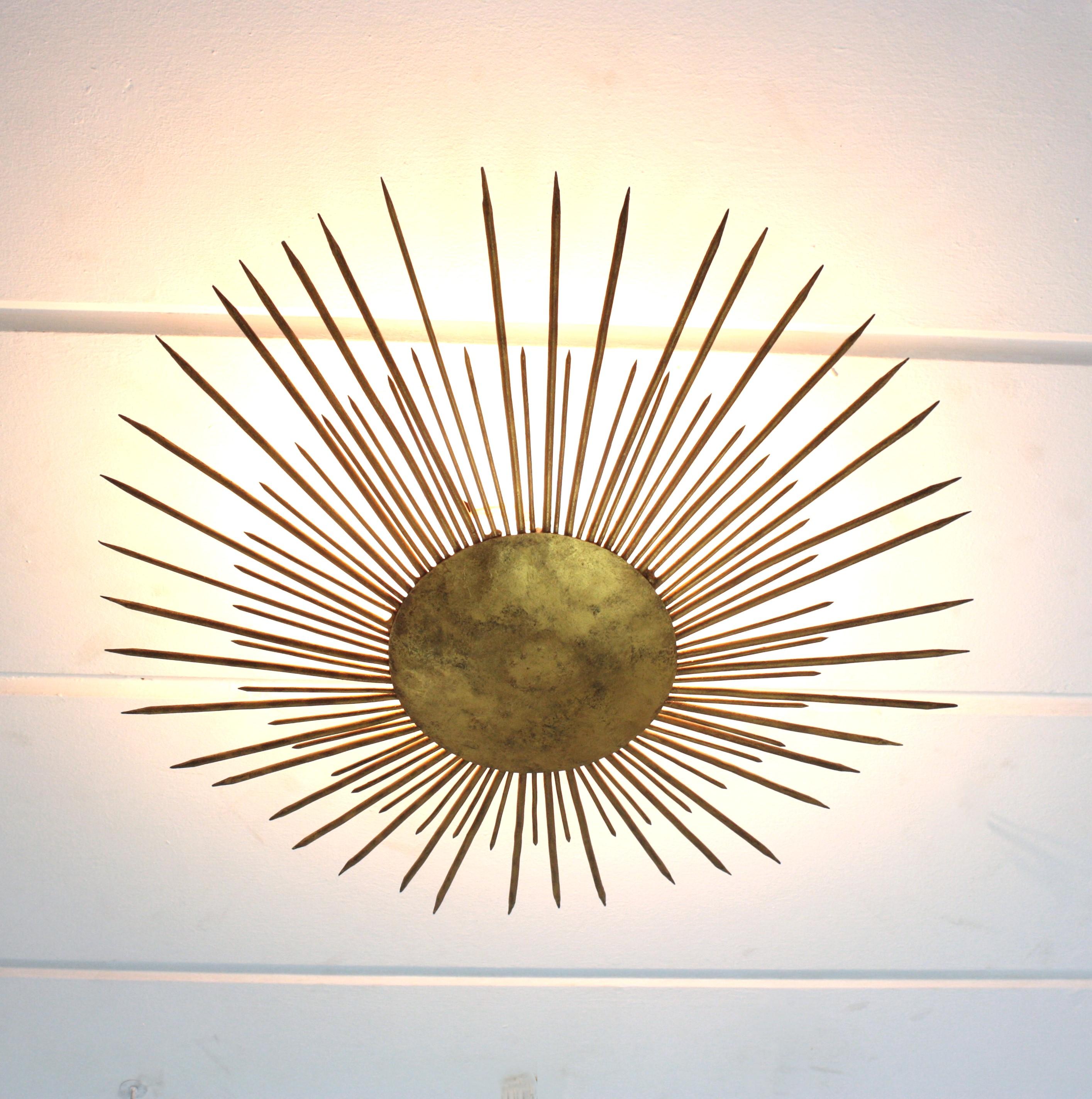 Gran aplique de luz francesa Sunburst Flush Mount de hierro dorado, años 40 en venta 8