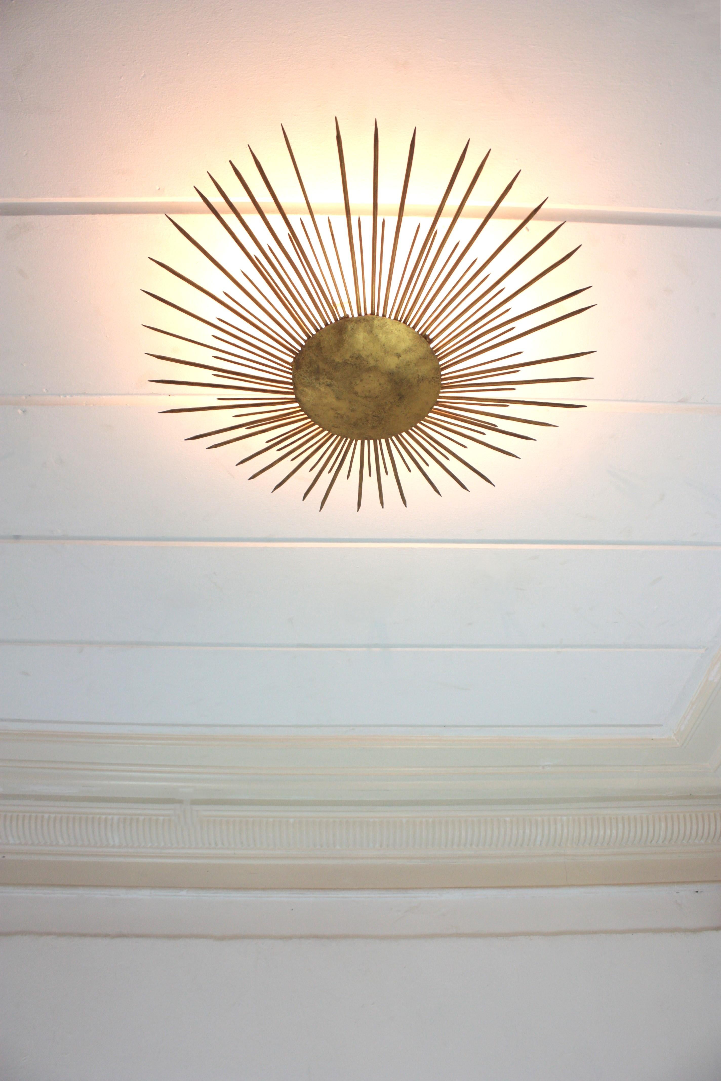 Gran aplique de luz francesa Sunburst Flush Mount de hierro dorado, años 40 en venta 9