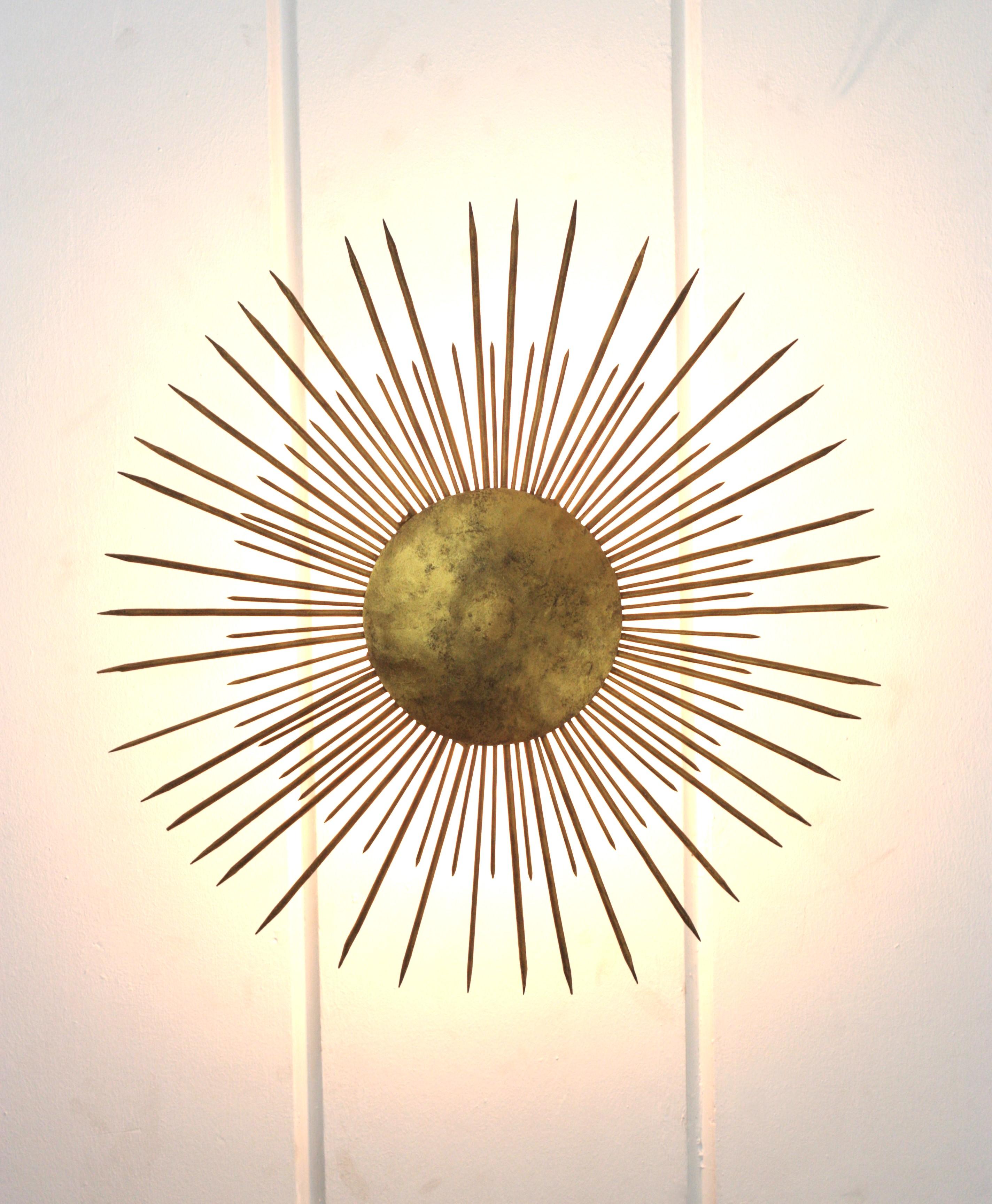 Gran aplique de luz francesa Sunburst Flush Mount de hierro dorado, años 40 en venta 10