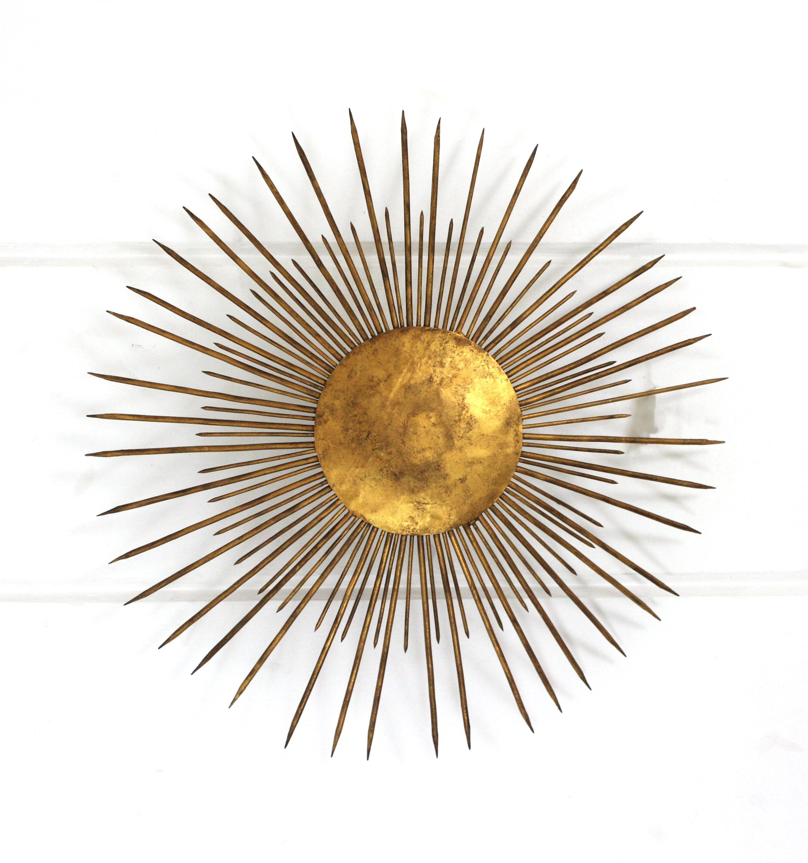 Gran aplique de luz francesa Sunburst Flush Mount de hierro dorado, años 40 en venta 11
