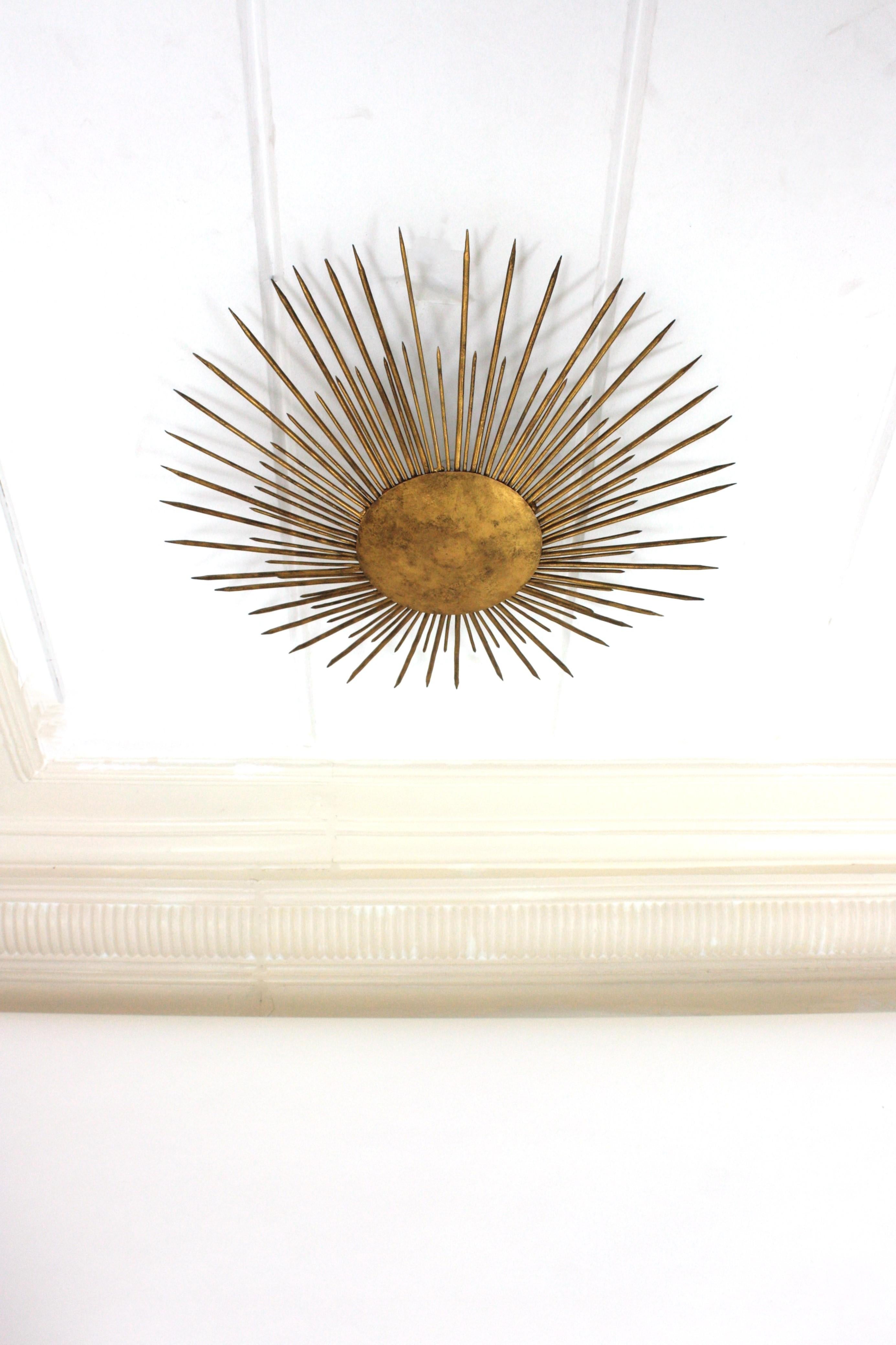 Gran aplique de luz francesa Sunburst Flush Mount de hierro dorado, años 40 Moderno de mediados de siglo en venta