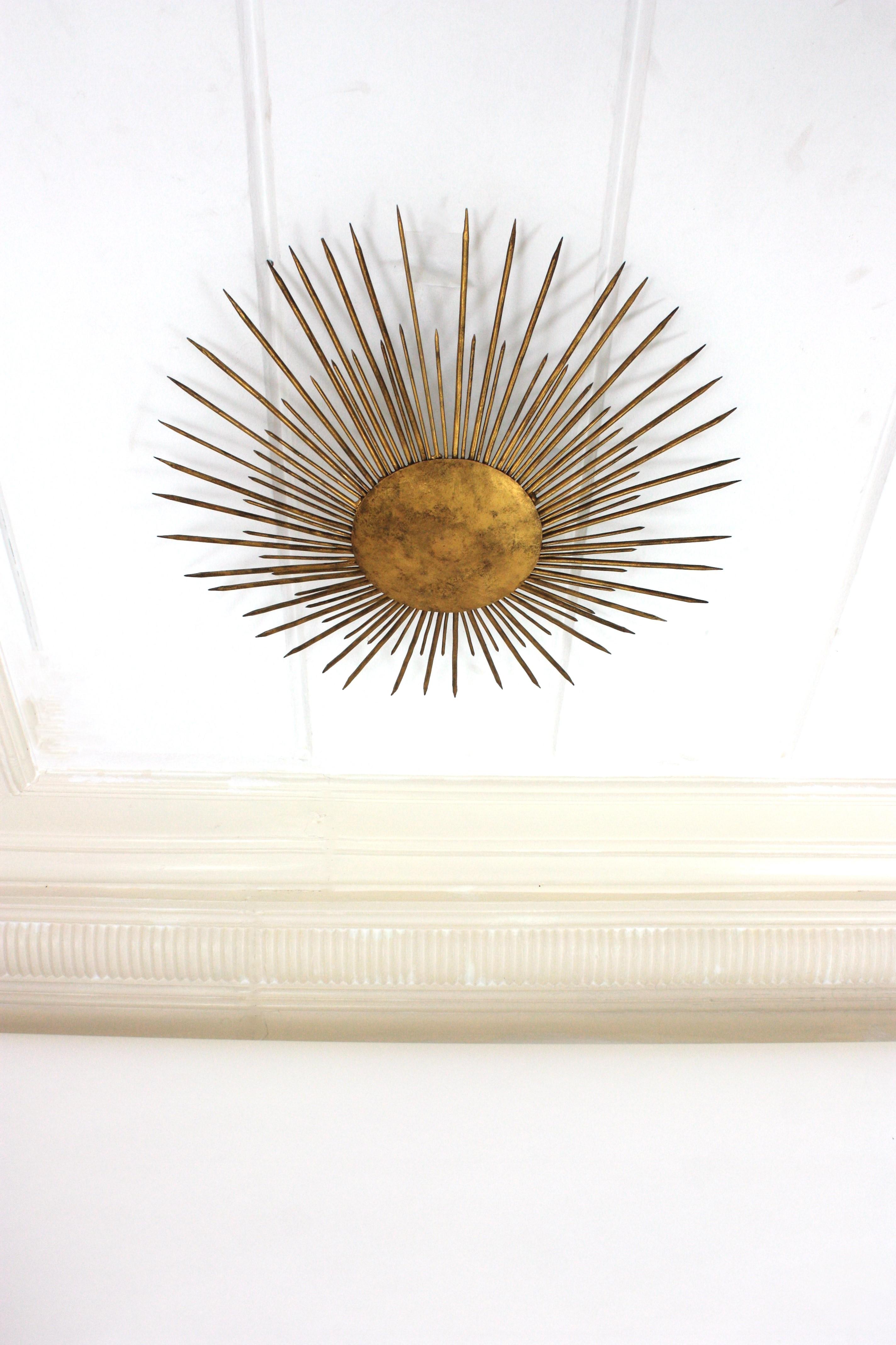 Gran aplique de luz francesa Sunburst Flush Mount de hierro dorado, años 40 Francés en venta