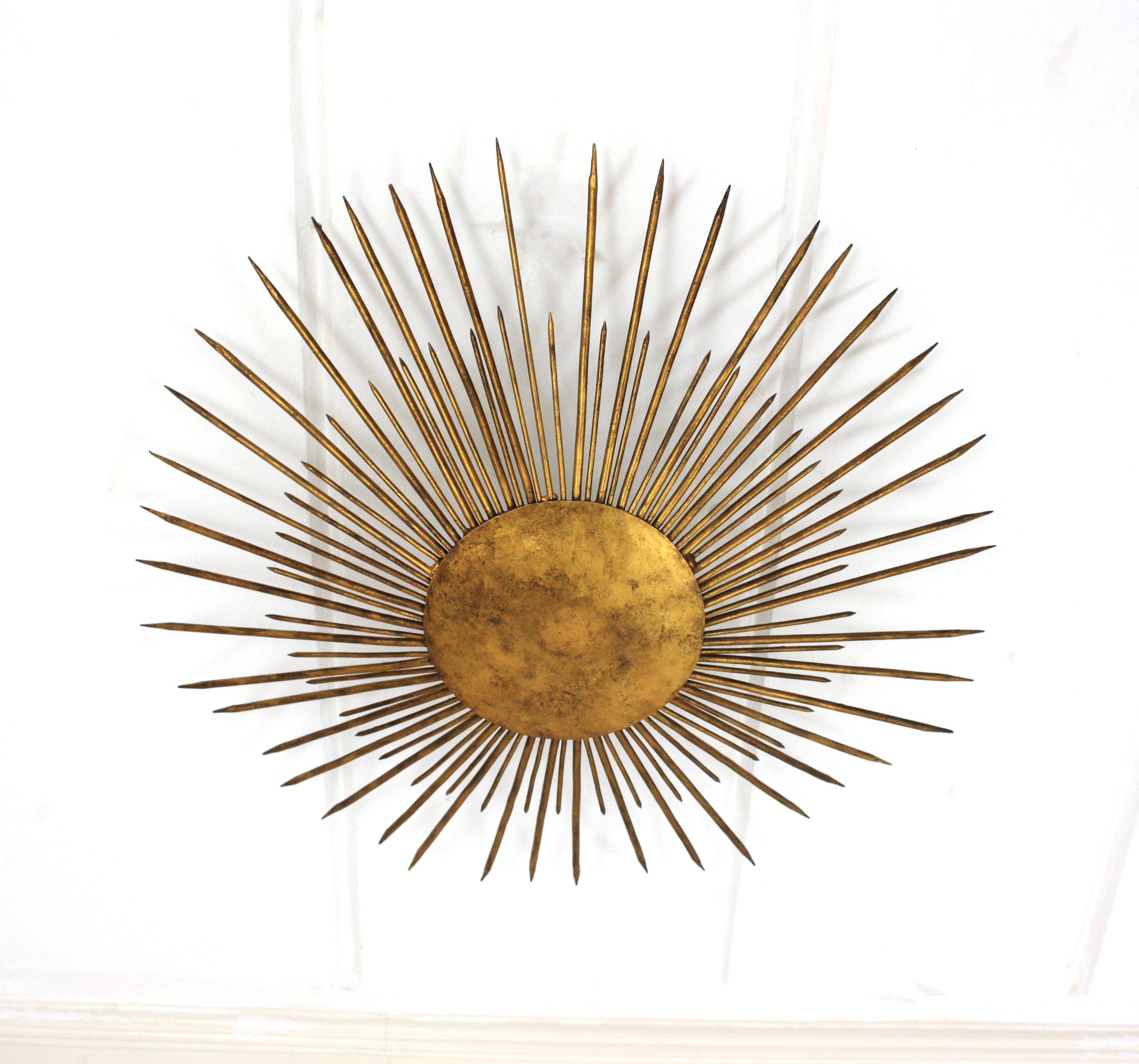 Gran aplique de luz francesa Sunburst Flush Mount de hierro dorado, años 40 Dorado en venta