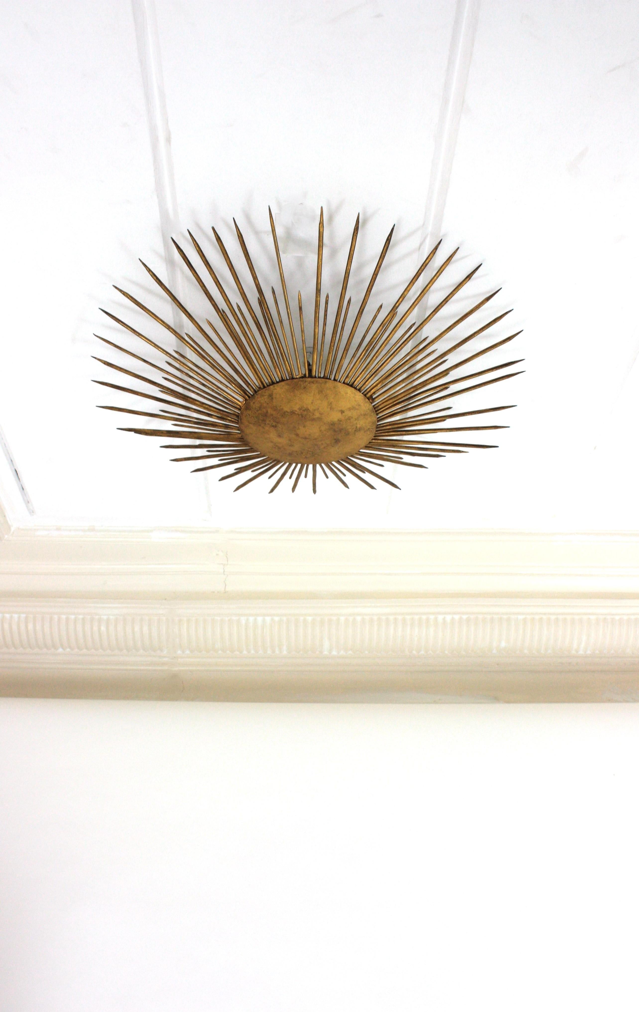 Gran aplique de luz francesa Sunburst Flush Mount de hierro dorado, años 40 en Bueno estado para la venta en Barcelona, ES