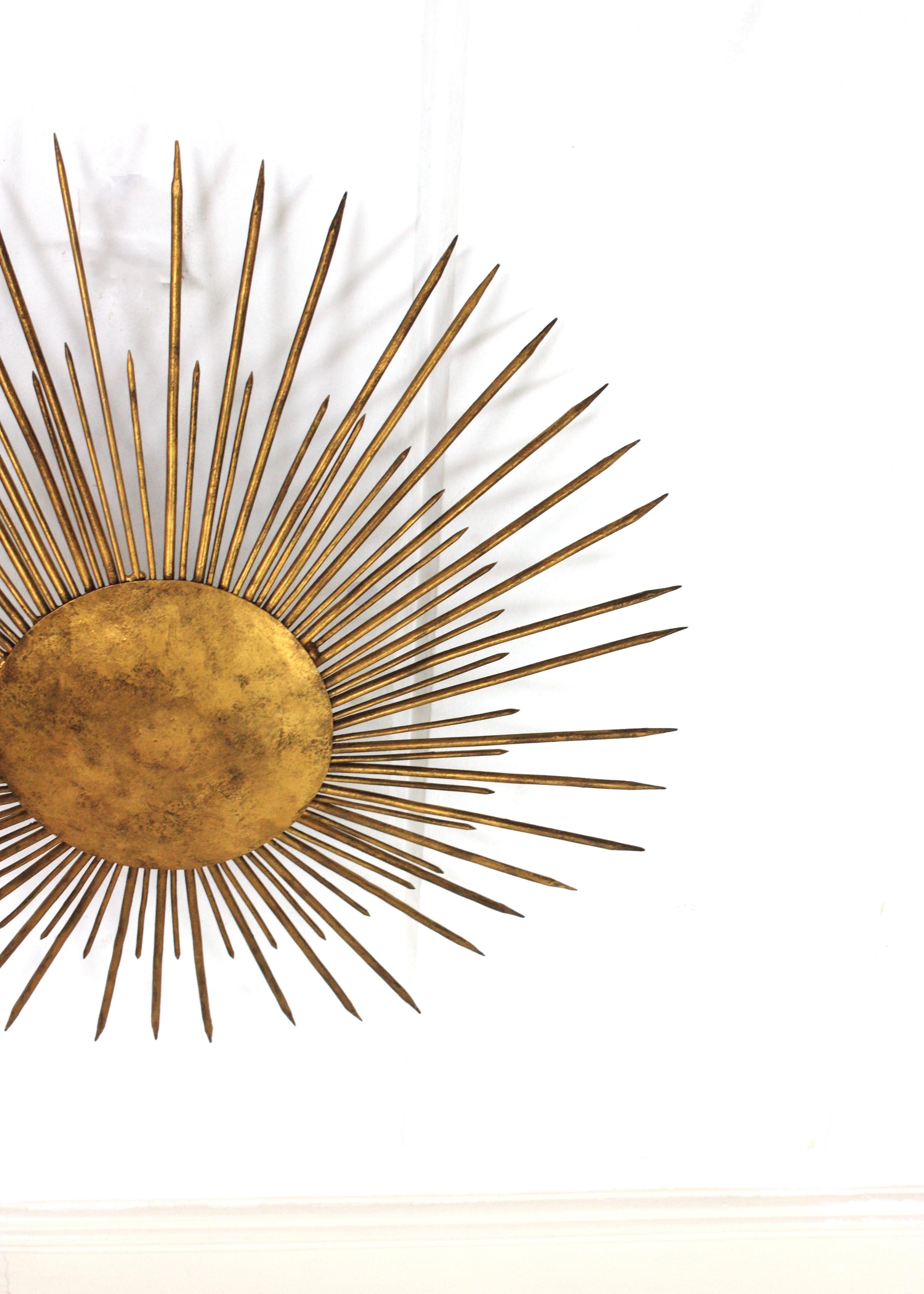 Gran aplique de luz francesa Sunburst Flush Mount de hierro dorado, años 40 siglo XX en venta