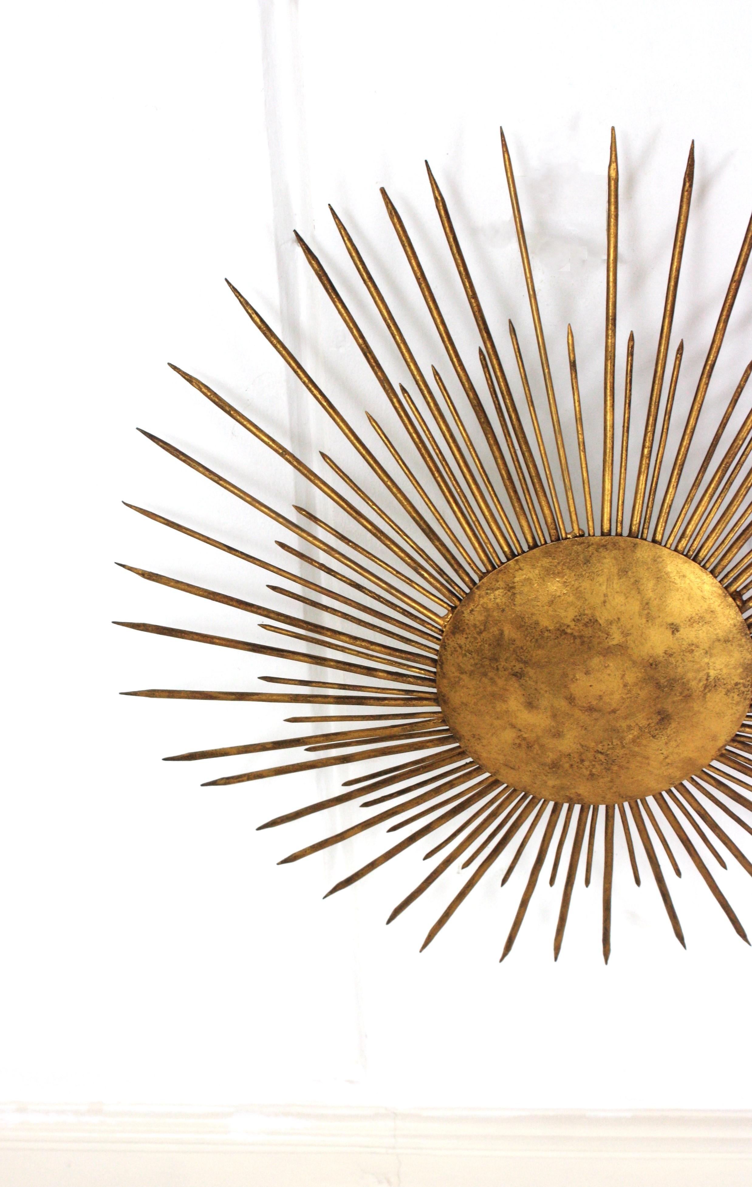 Gran aplique de luz francesa Sunburst Flush Mount de hierro dorado, años 40 Hierro en venta