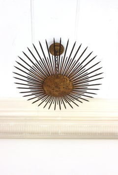 Grand luminaire ou pendentif en fer doré en forme de soleil, années 1940