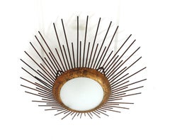 Grande lampada da soffitto in stile “Sunburst” francese, in ferro dorato e vetro