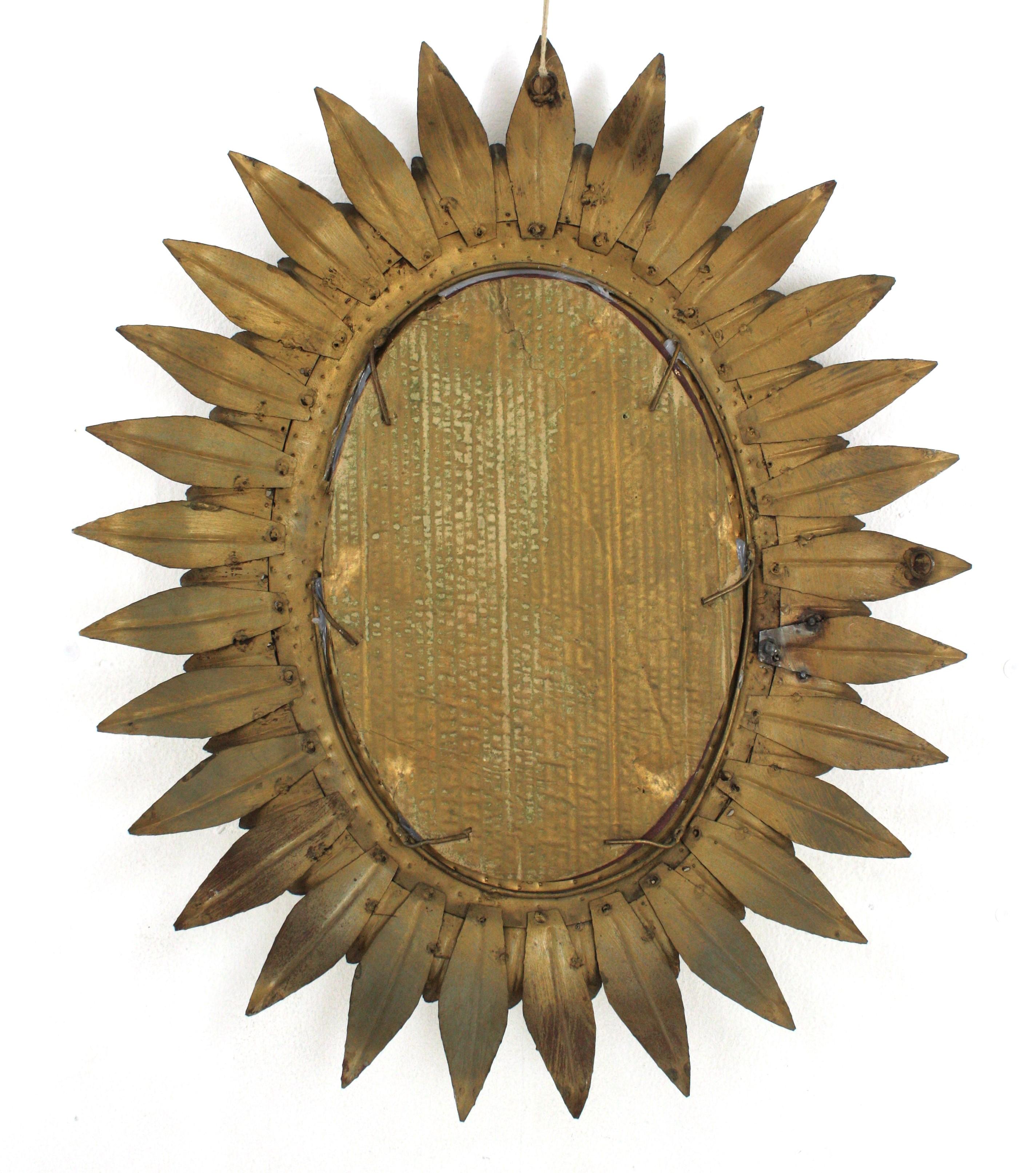 Gran espejo oval francés Sunburst de metal dorado con marco de doble hoja, años 50 en venta 3