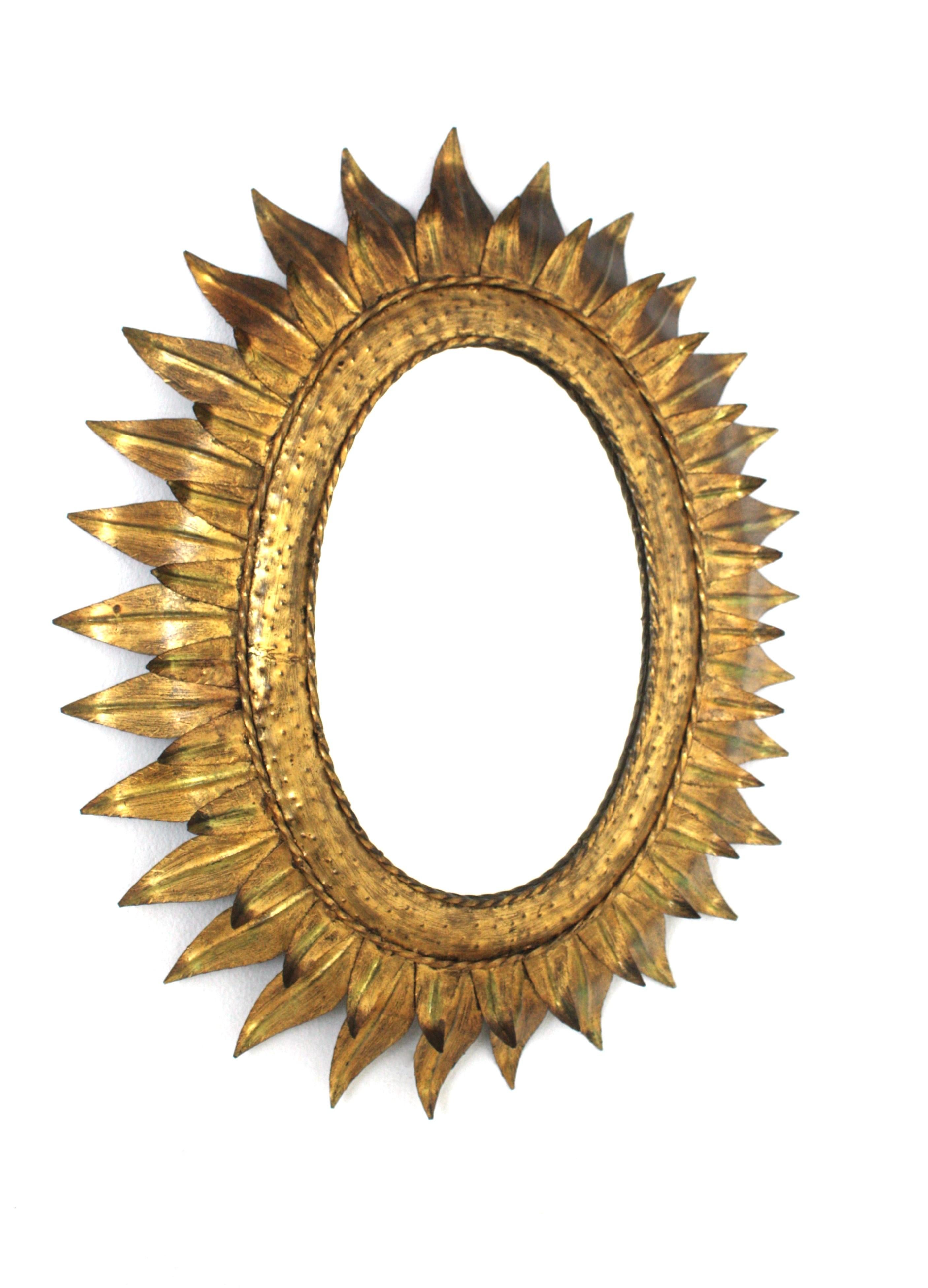 Espejo oval francés Sunburst en metal dorado con marco de doble hoja, años 50
Espejo oval sunburst, Hierro dorado. Francia, años 50
______
Este espejo de pared de hierro martillado a mano presenta un marco oval de doble hoja muy adornado por las