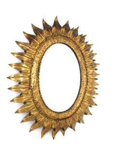 Großer französischer ovaler Spiegel mit Sonnenschliff aus vergoldetem Metall und doppeltem Blattrahmen, 1950er Jahre