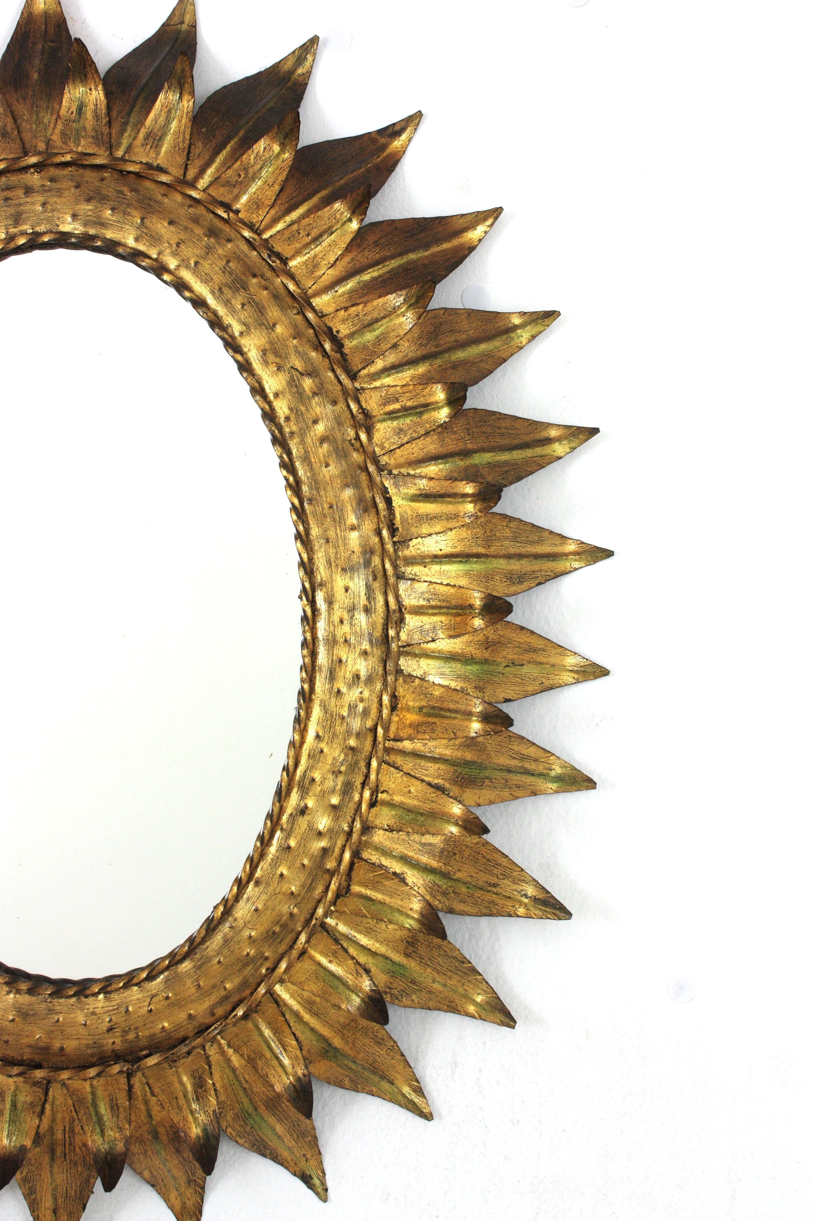 Gran espejo oval francés Sunburst de metal dorado con marco de doble hoja, años 50 en Bueno estado para la venta en Barcelona, ES
