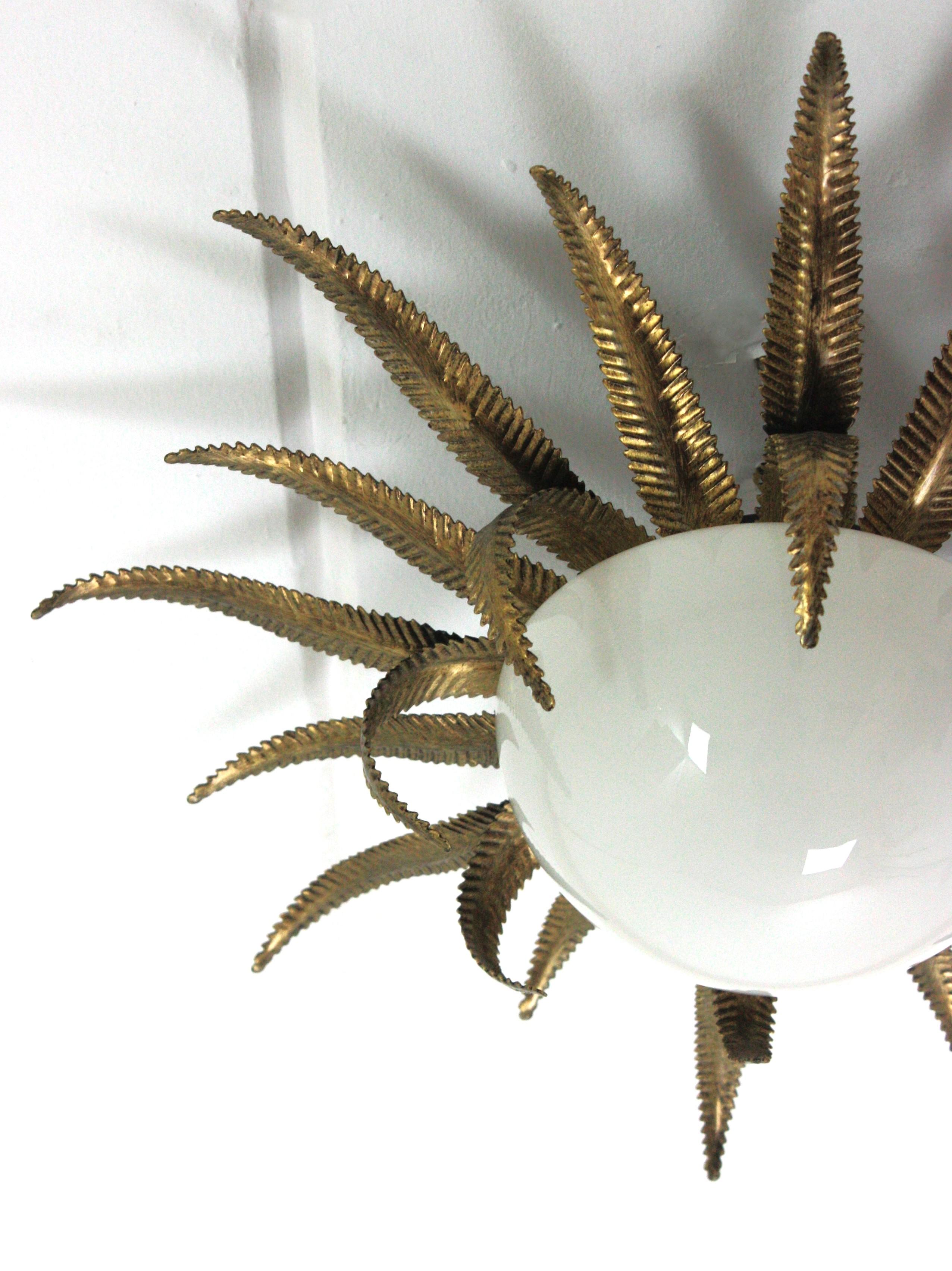 Große französische Sonnenschliff-Sternschliff-Leuchte, vergoldetes Metall und Milchglas im Angebot 8