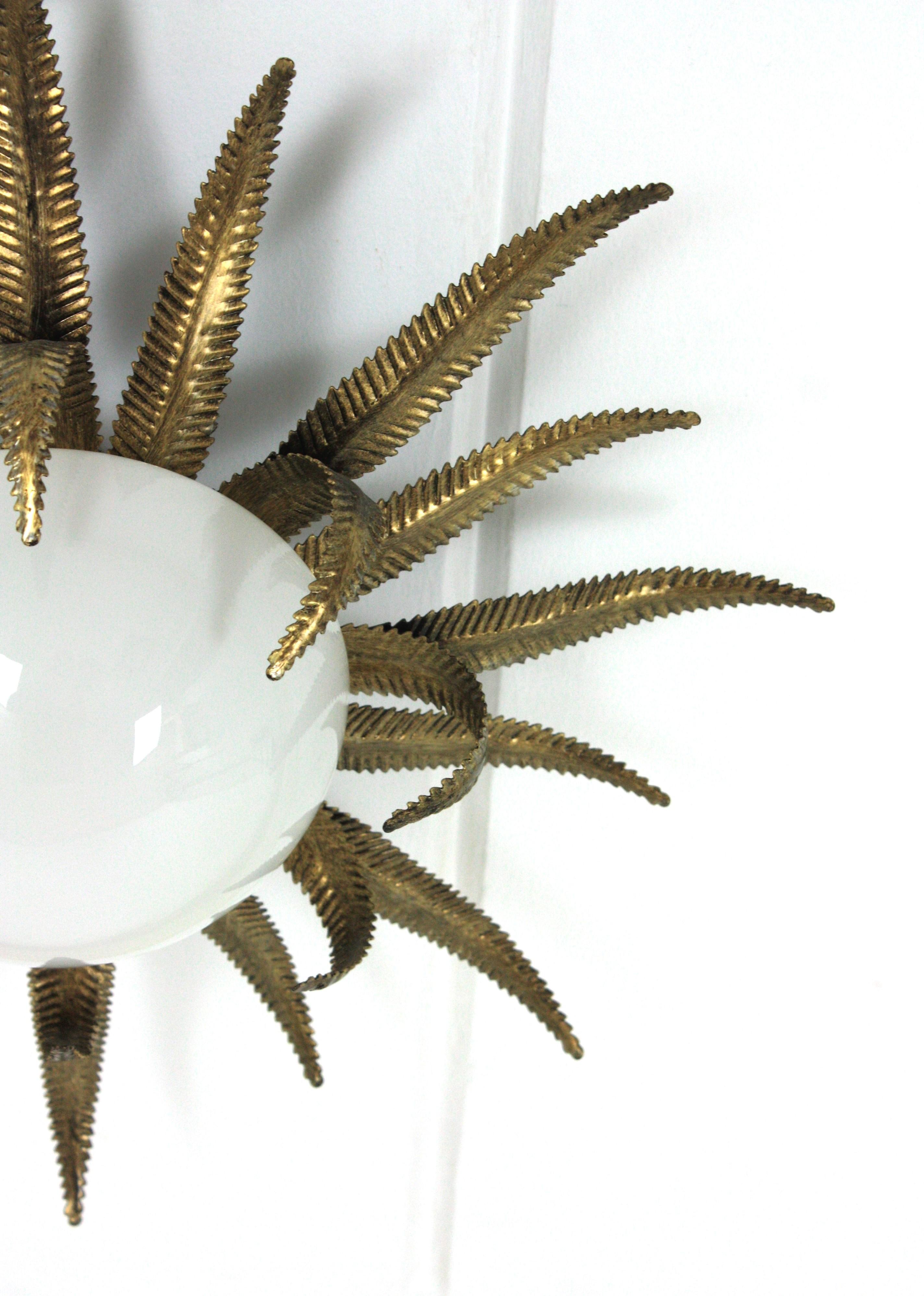 Grand luminaire français en forme d'étoile solaire, métal doré et verre au lait en vente 8