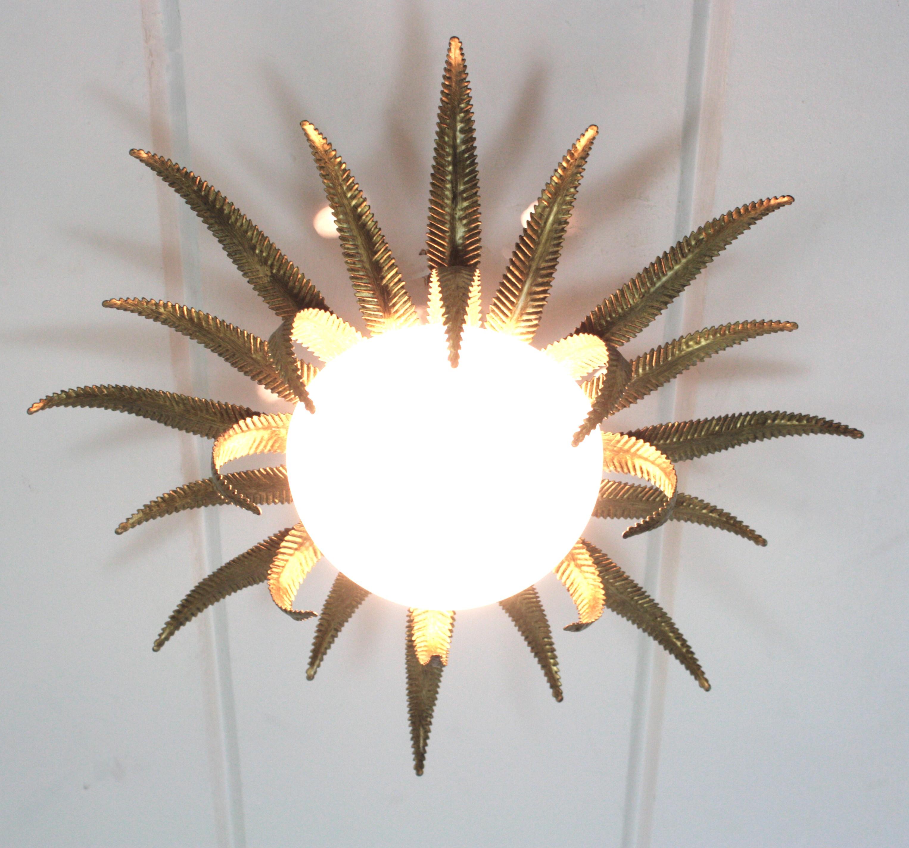 Große französische Sonnenschliff-Sternschliff-Leuchte, vergoldetes Metall und Milchglas im Zustand „Gut“ im Angebot in Barcelona, ES