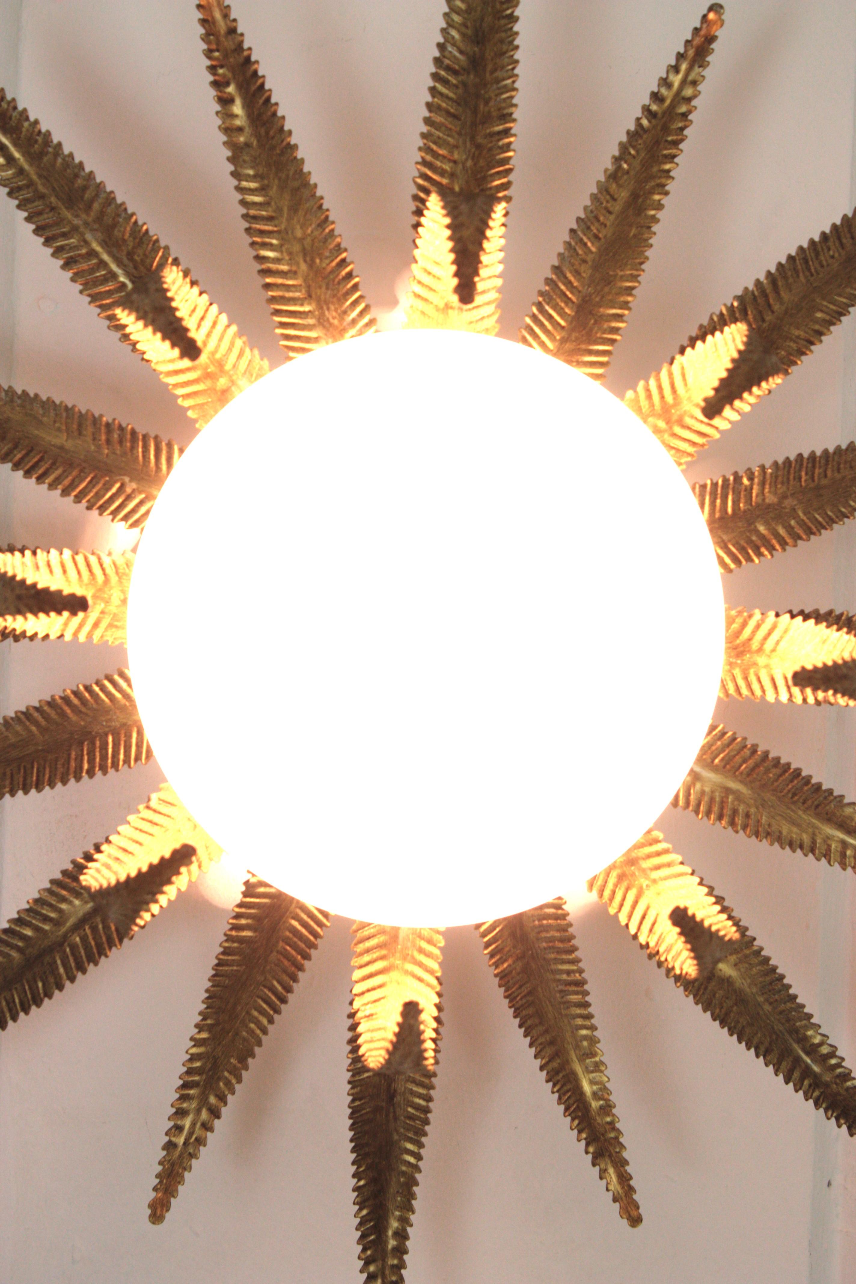 Métal Grand luminaire français en forme d'étoile solaire, métal doré et verre au lait en vente