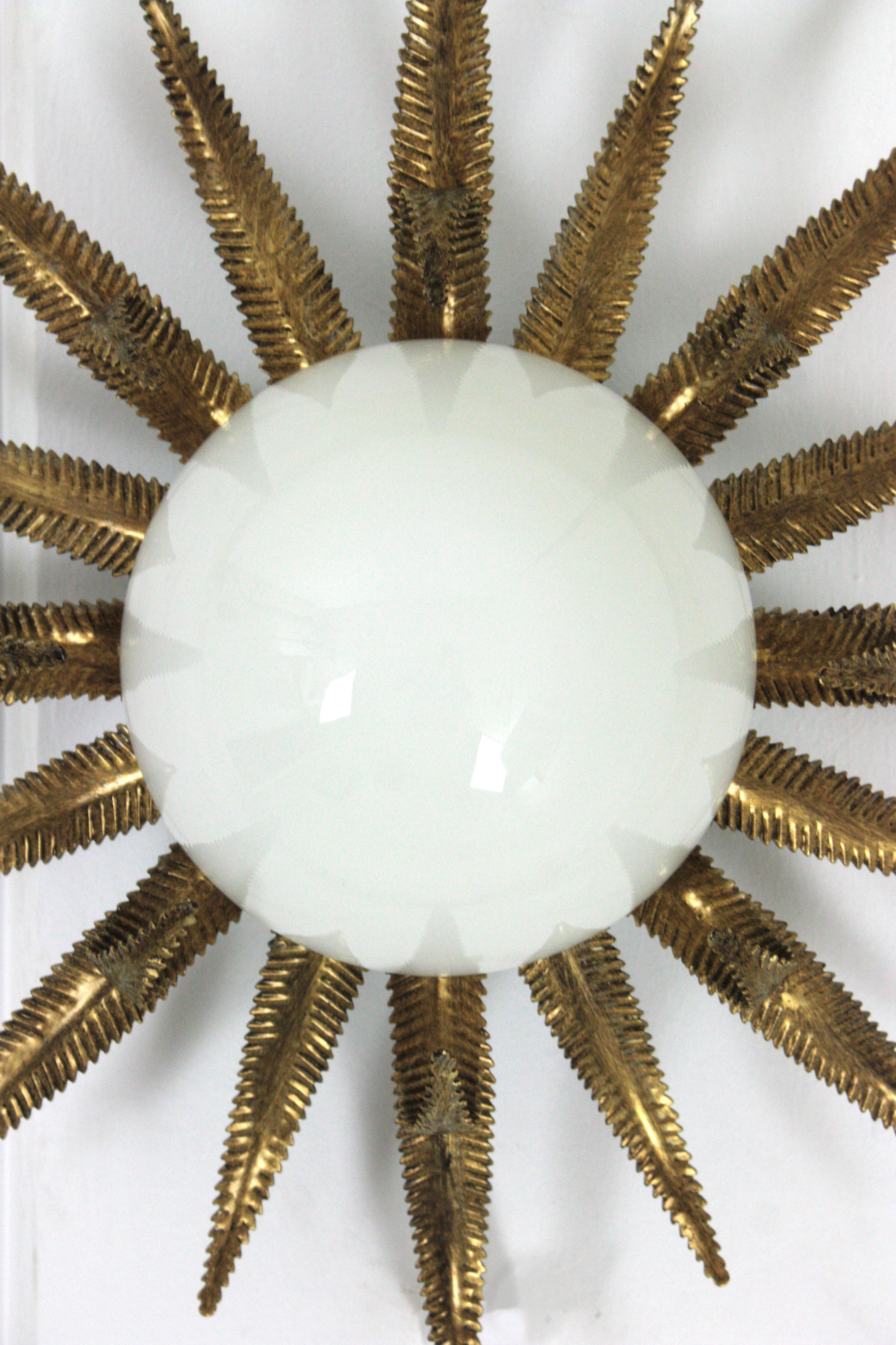 Große französische Sonnenschliff-Sternschliff-Leuchte, vergoldetes Metall und Milchglas im Angebot 2