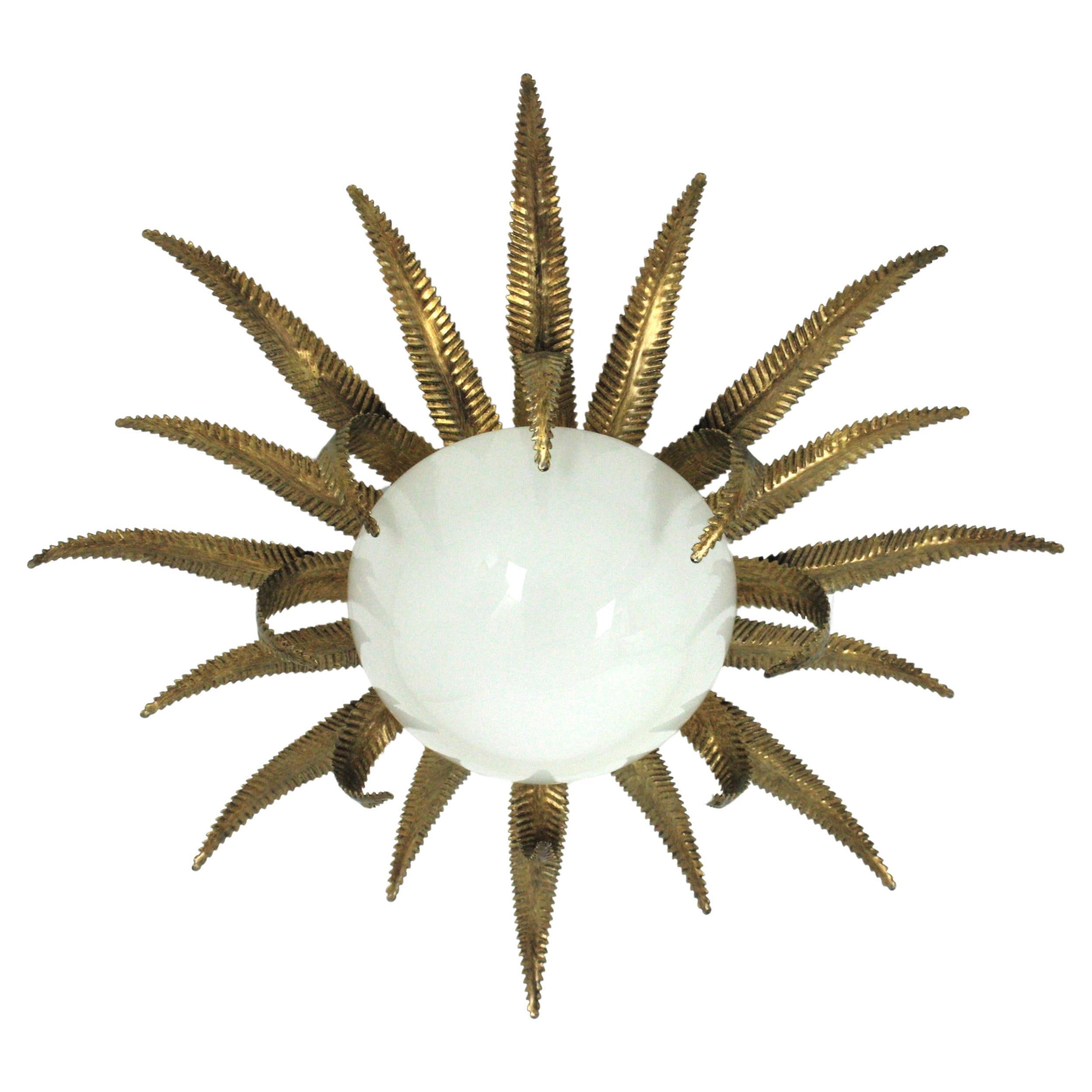 Große französische Sonnenschliff-Sternschliff-Leuchte, vergoldetes Metall und Milchglas im Angebot