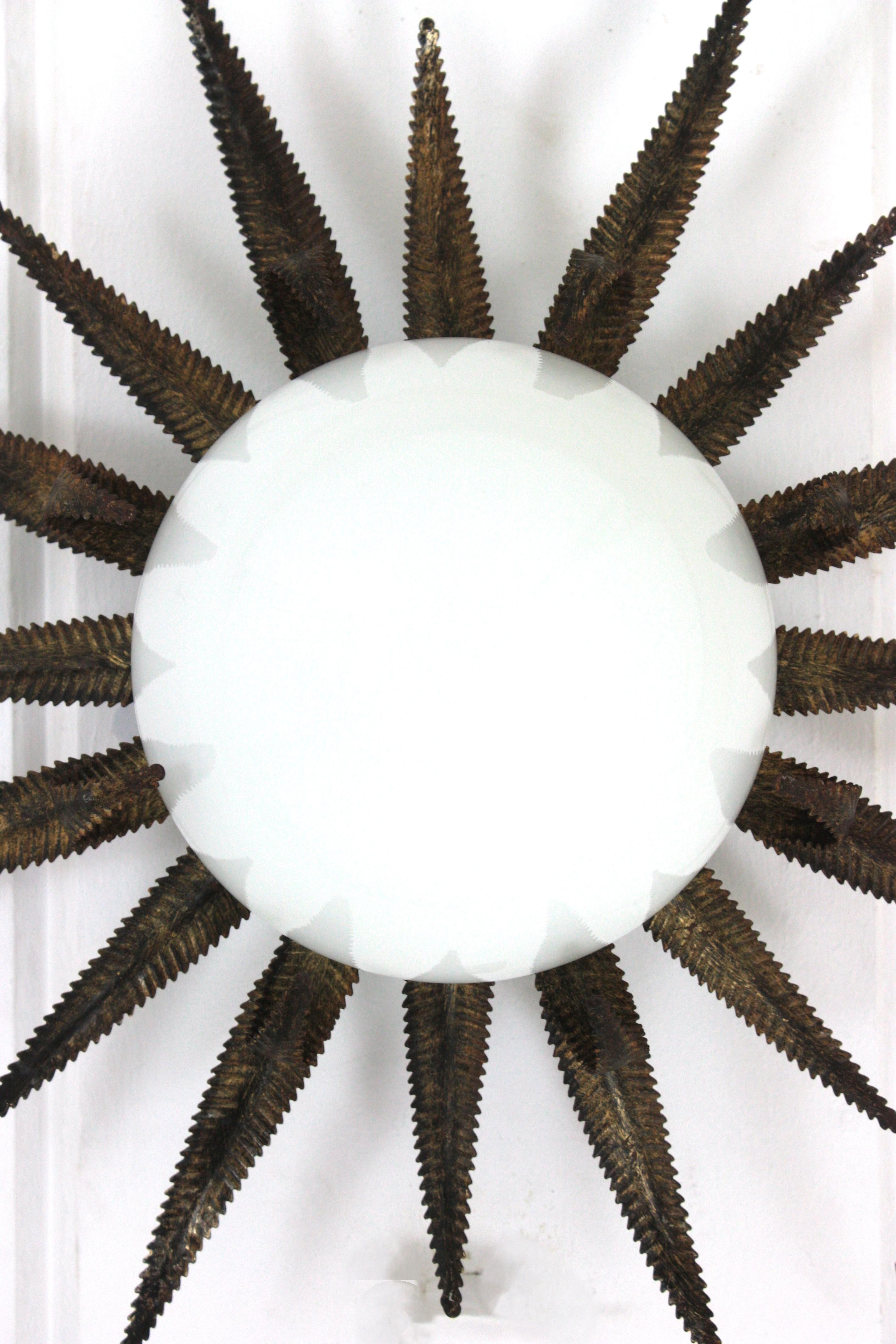 Grand luminaire français en métal doré et verre de lait à étoile en forme de soleil en vente 2