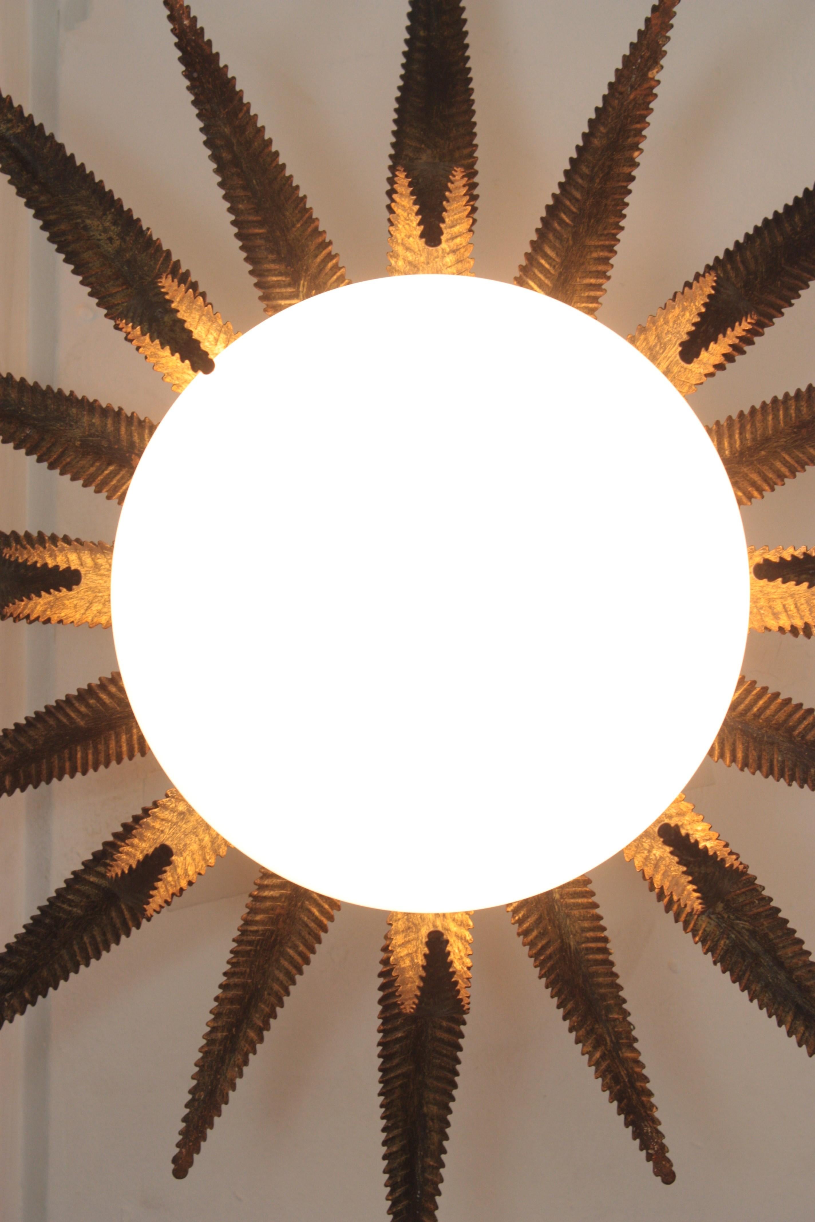 Grand luminaire français en métal doré et verre de lait à étoile en forme de soleil en vente 3