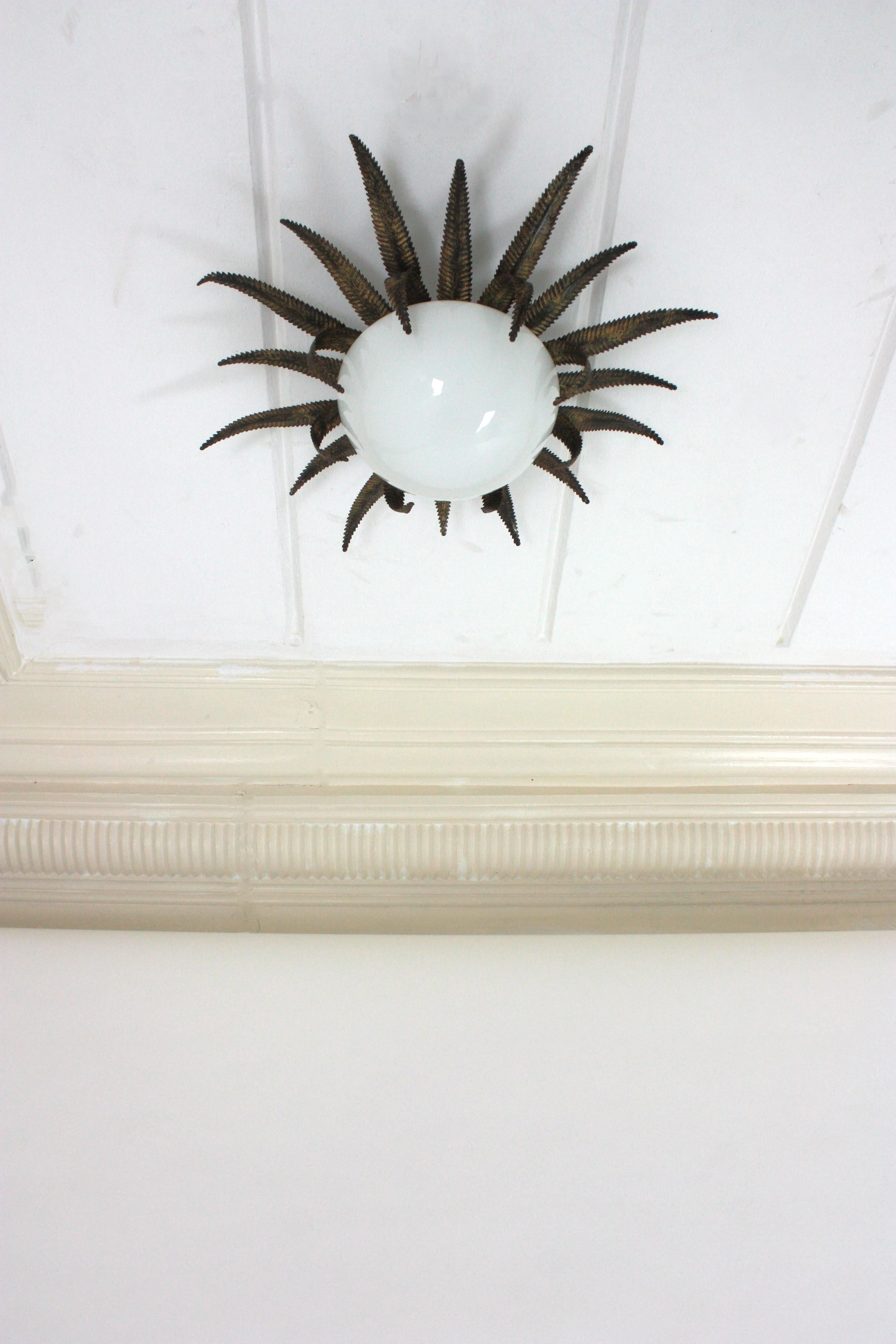 Grand luminaire français en métal doré et verre de lait à étoile en forme de soleil en vente 4