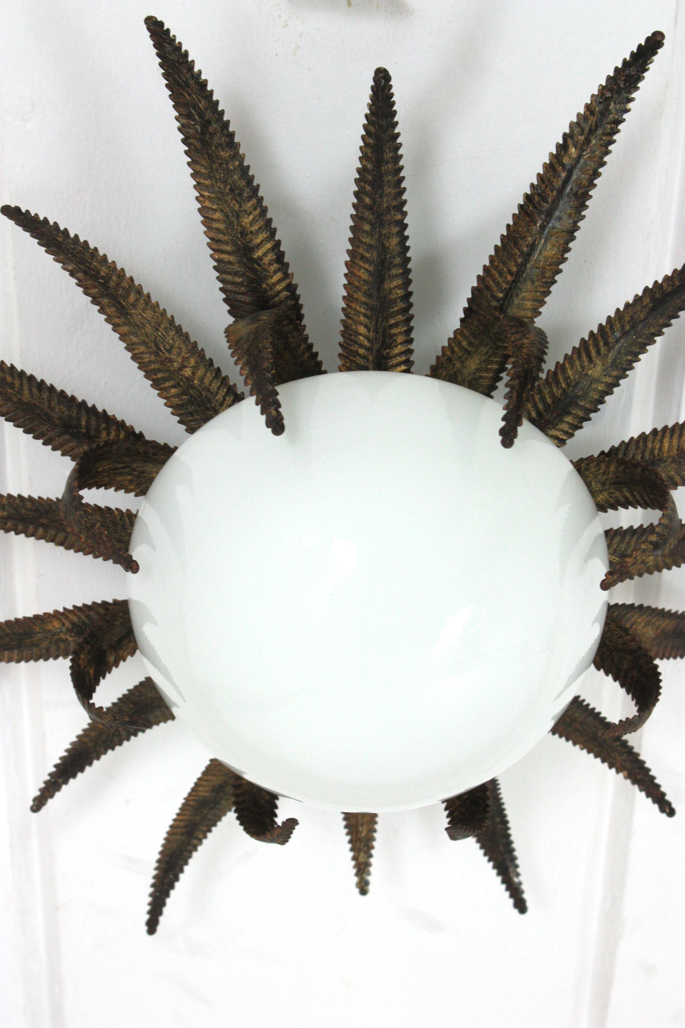 Grand luminaire français en métal doré et verre de lait à étoile en forme de soleil en vente 5