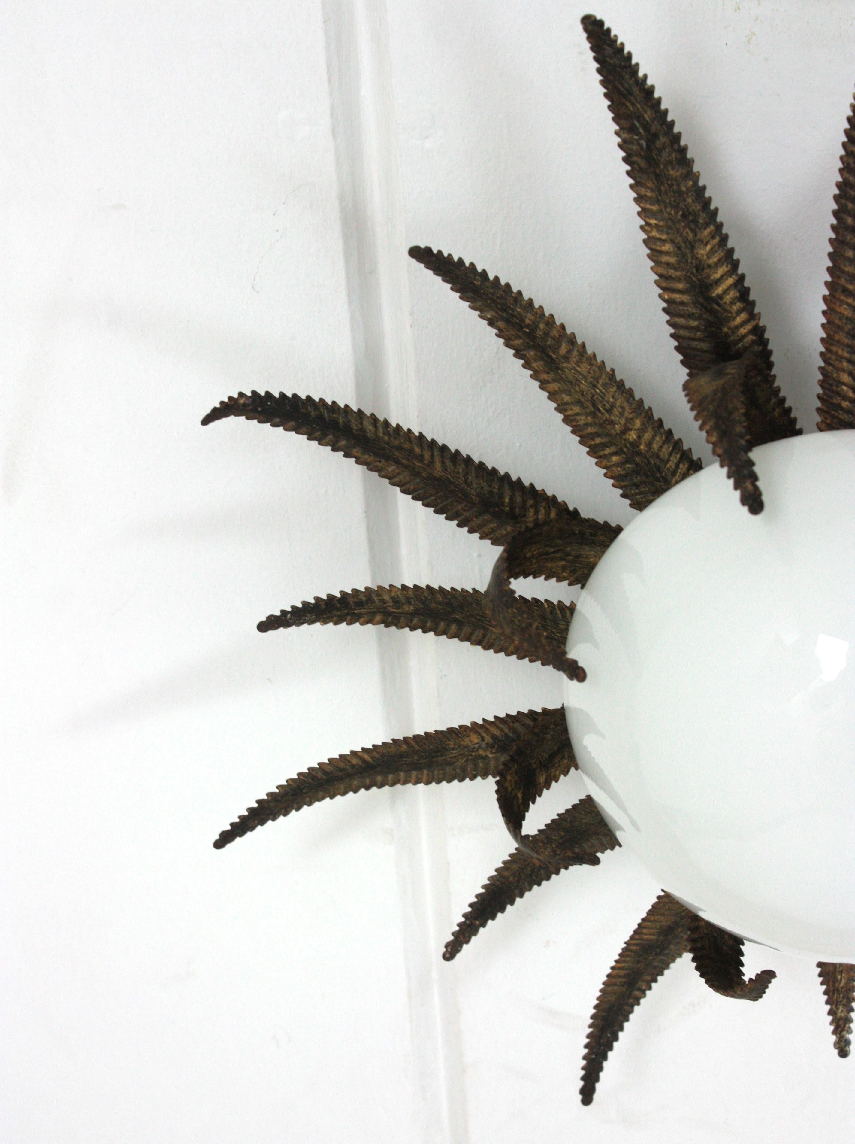 Grand luminaire français en métal doré et verre de lait à étoile en forme de soleil en vente 6