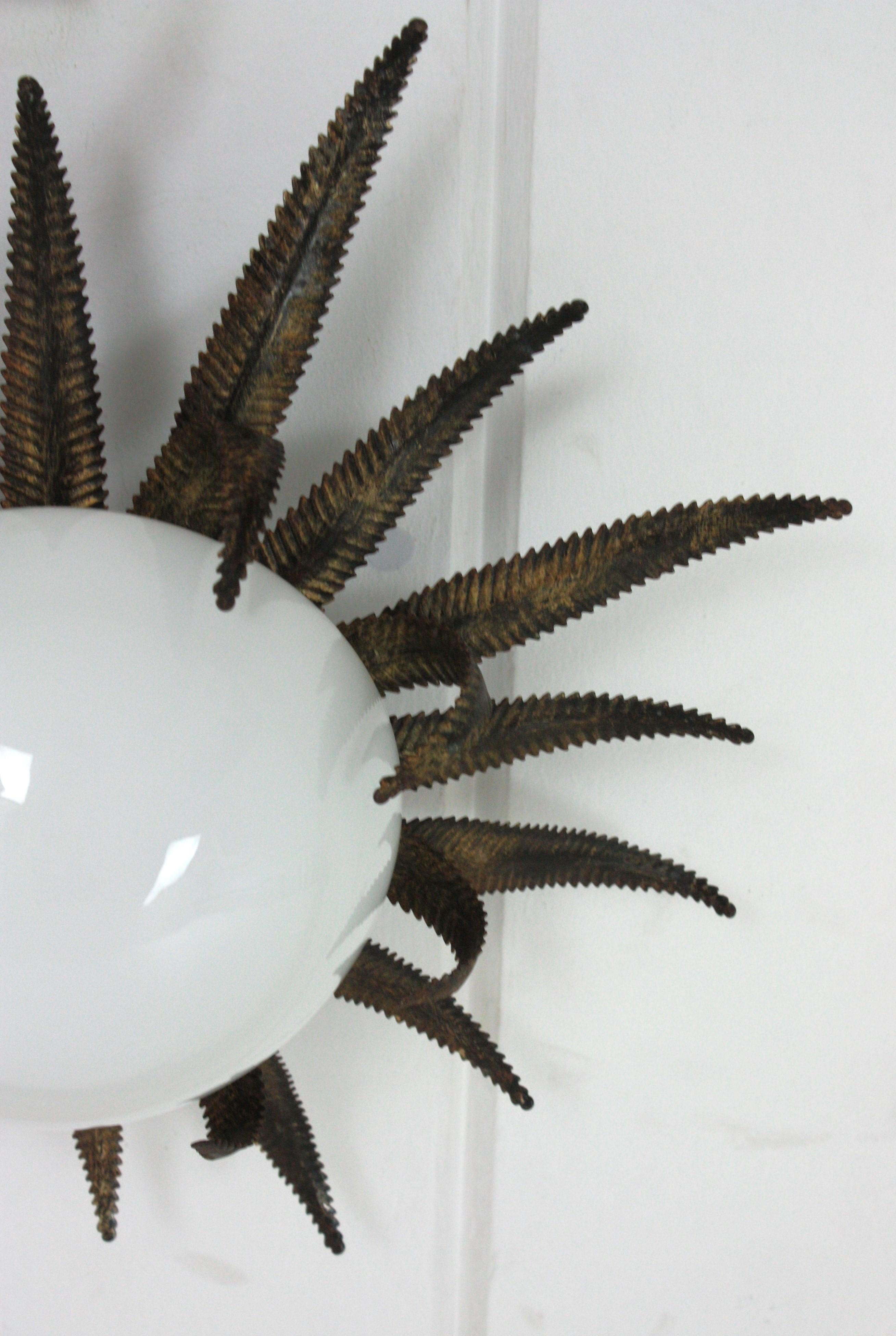 Grand luminaire français en métal doré et verre de lait à étoile en forme de soleil en vente 7