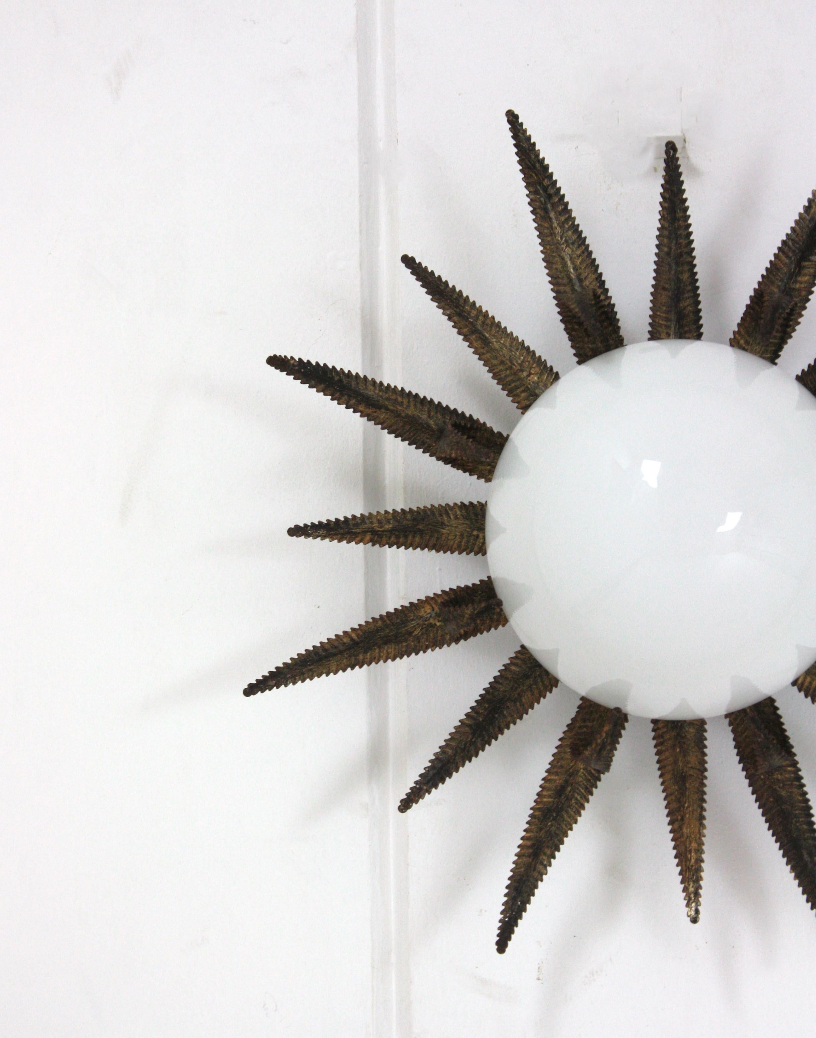 Grand luminaire français en métal doré et verre de lait à étoile en forme de soleil en vente 8