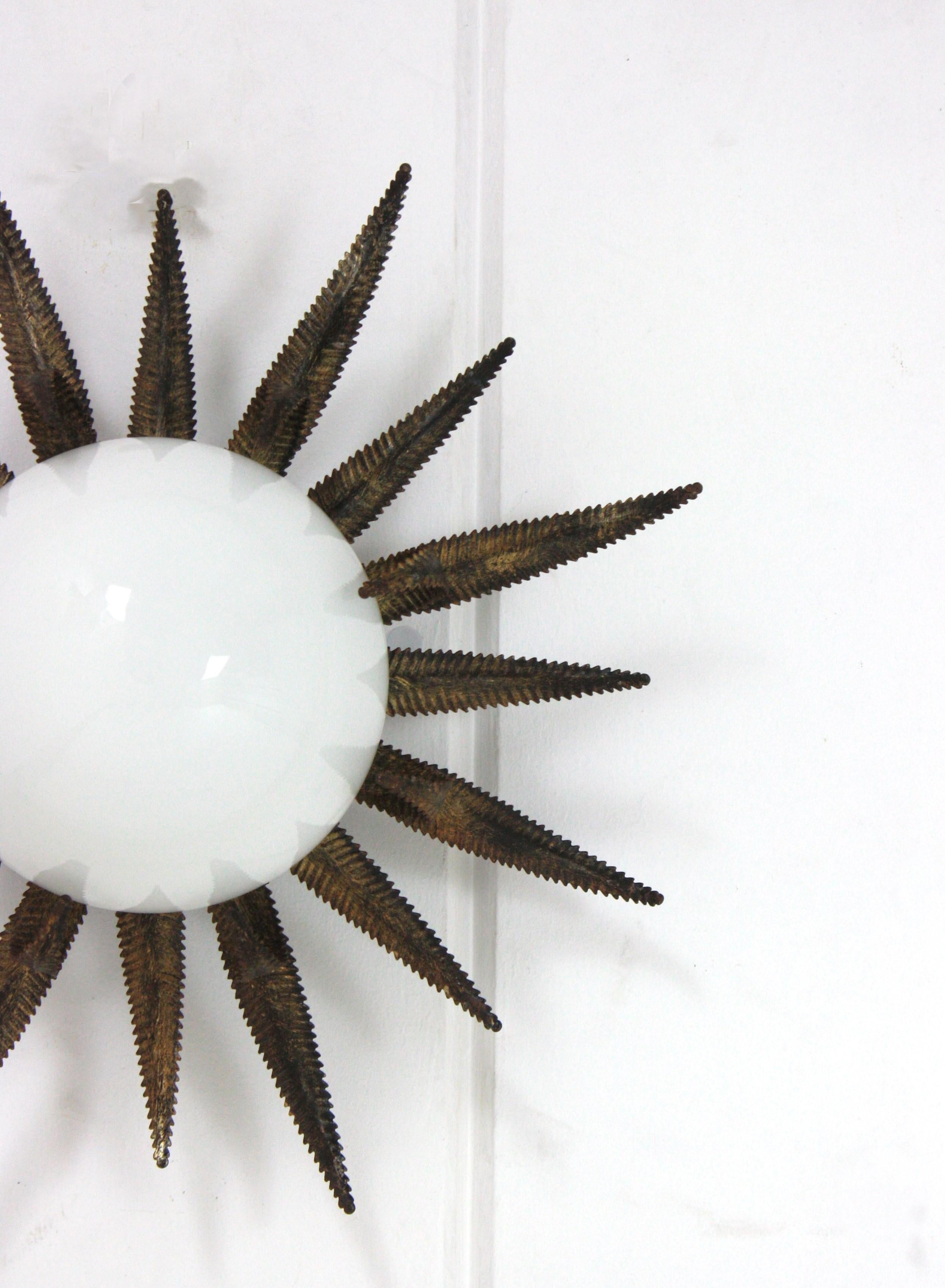 Grand luminaire français en métal doré et verre de lait à étoile en forme de soleil en vente 9