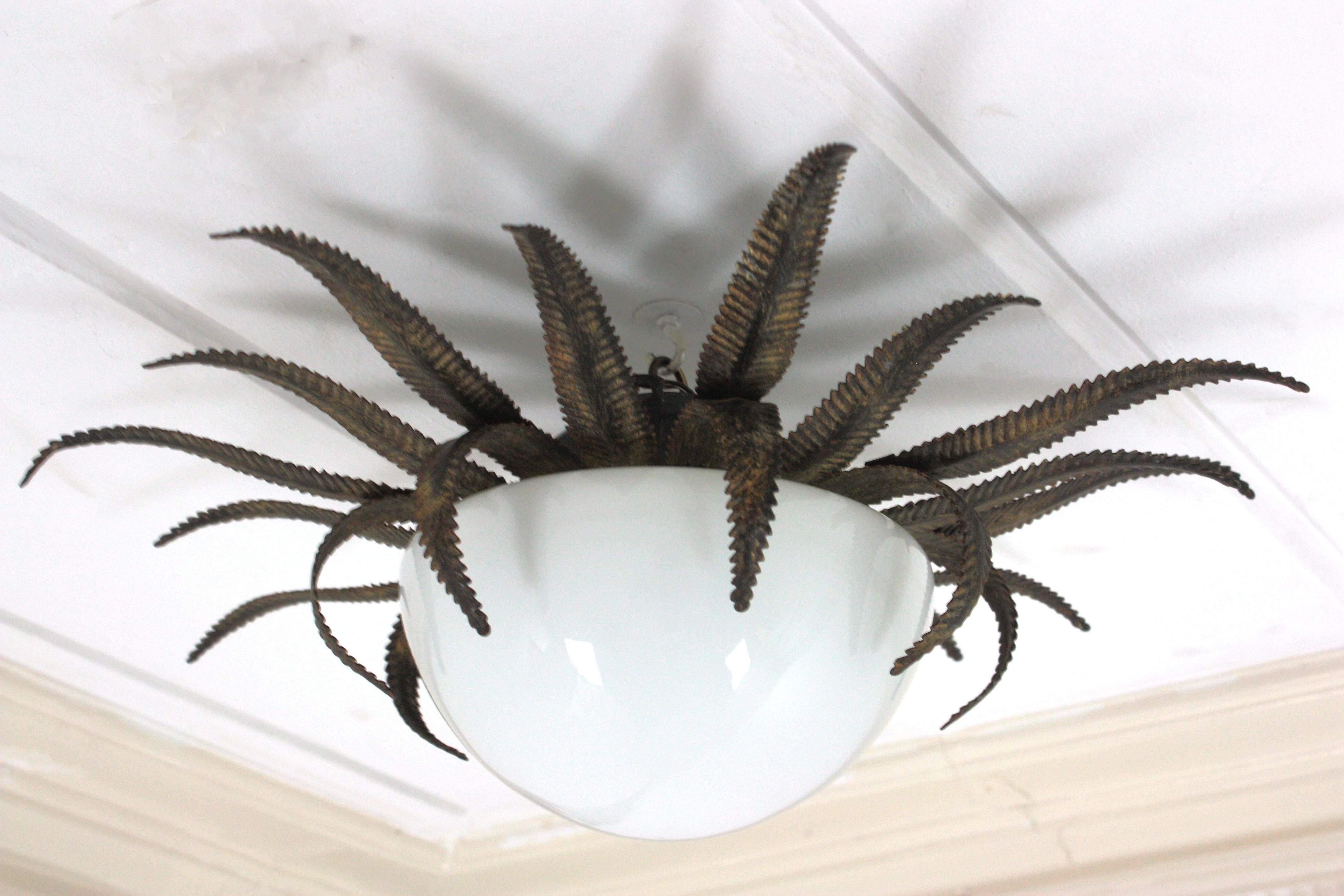 Grand luminaire français en métal doré et verre de lait à étoile en forme de soleil en vente 10