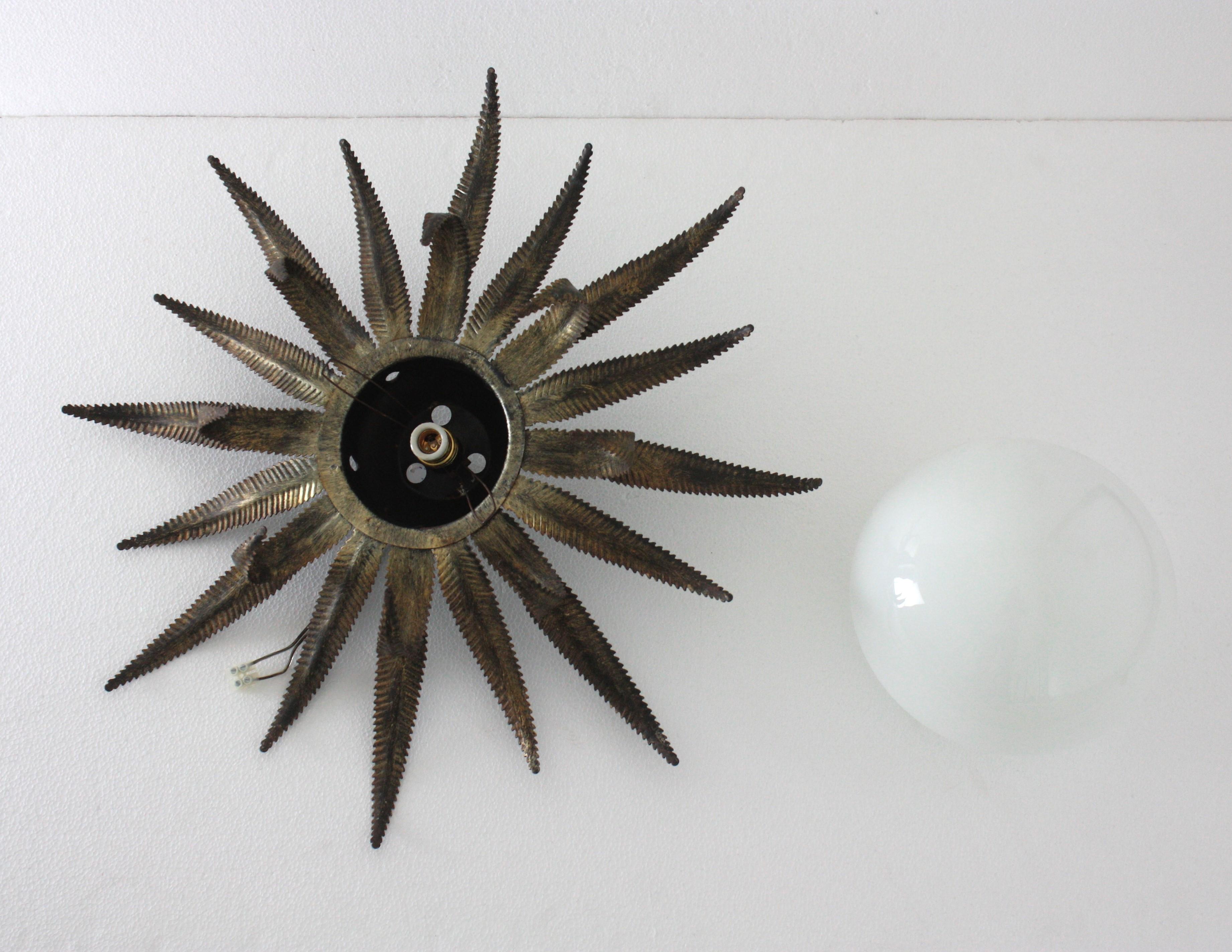 Grand luminaire français en métal doré et verre de lait à étoile en forme de soleil en vente 11