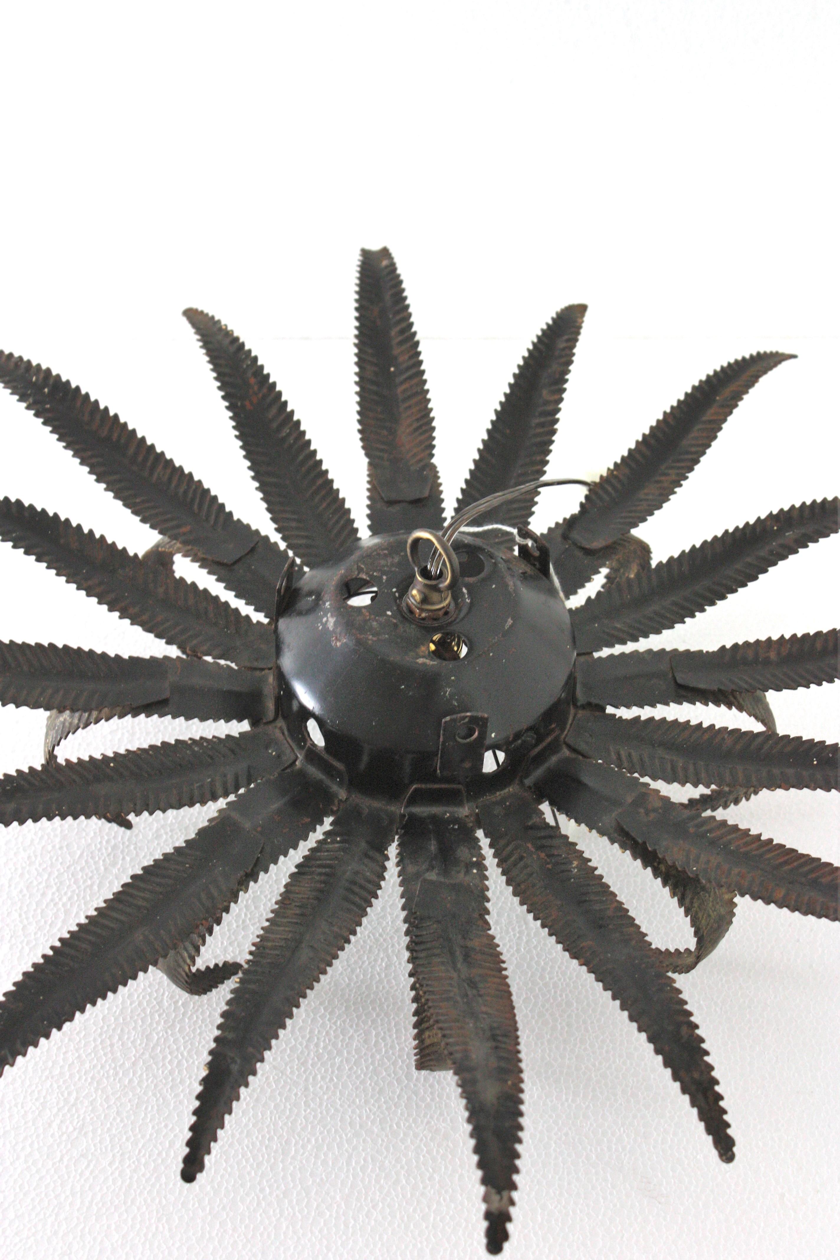 Grand luminaire français en métal doré et verre de lait à étoile en forme de soleil en vente 12