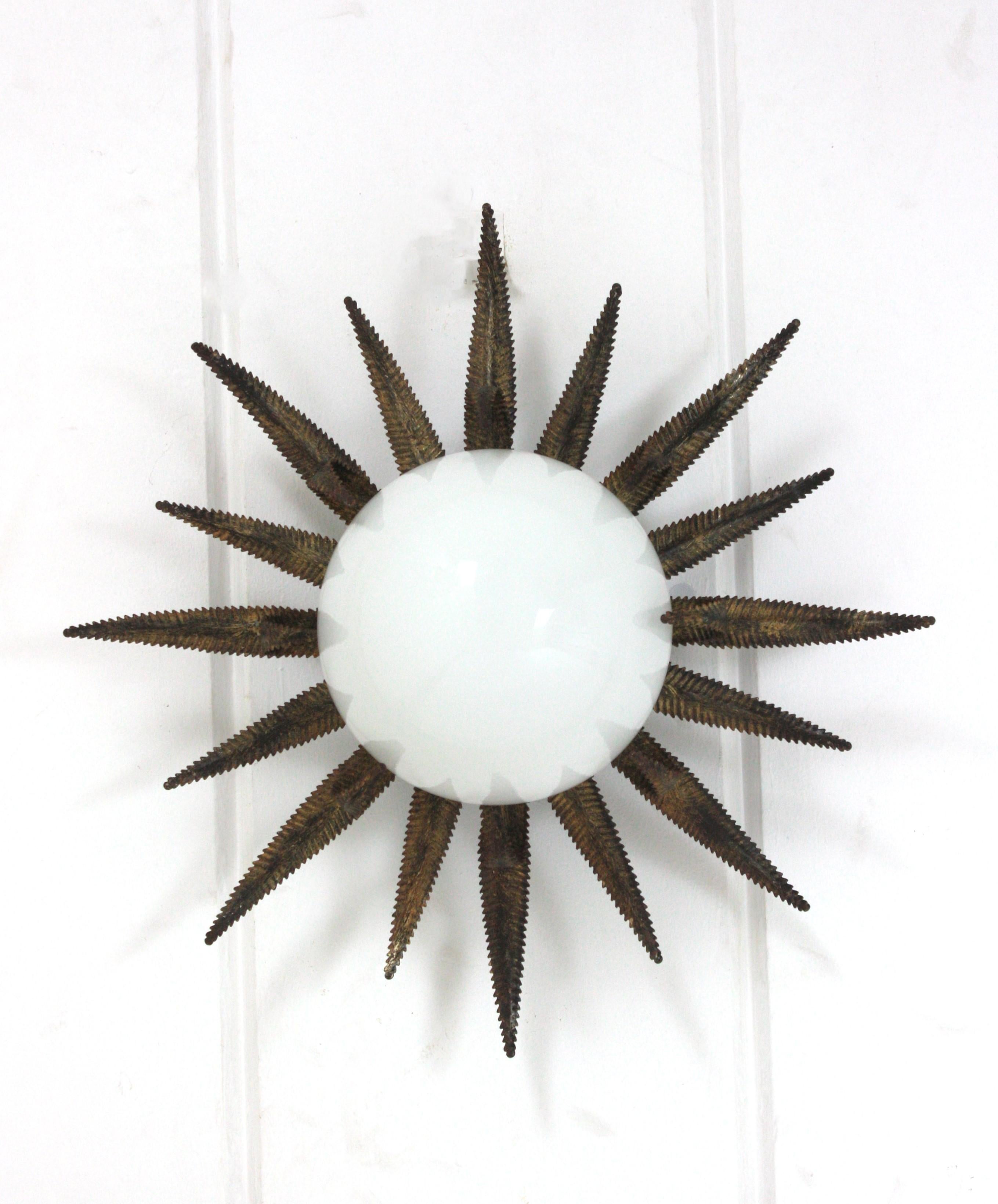 Mid-Century Modern Grand luminaire français en métal doré et verre de lait à étoile en forme de soleil en vente