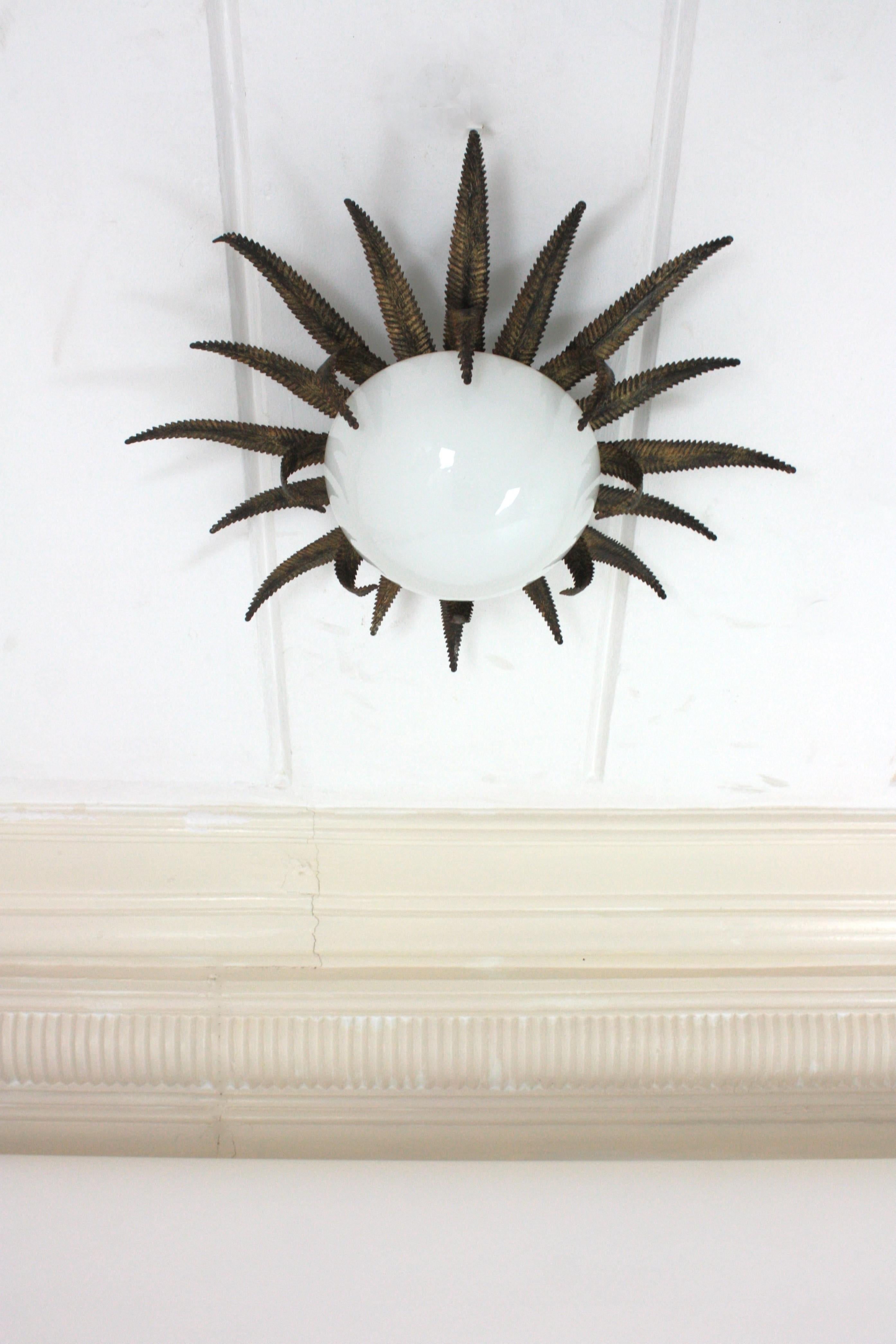 Français Grand luminaire français en métal doré et verre de lait à étoile en forme de soleil en vente