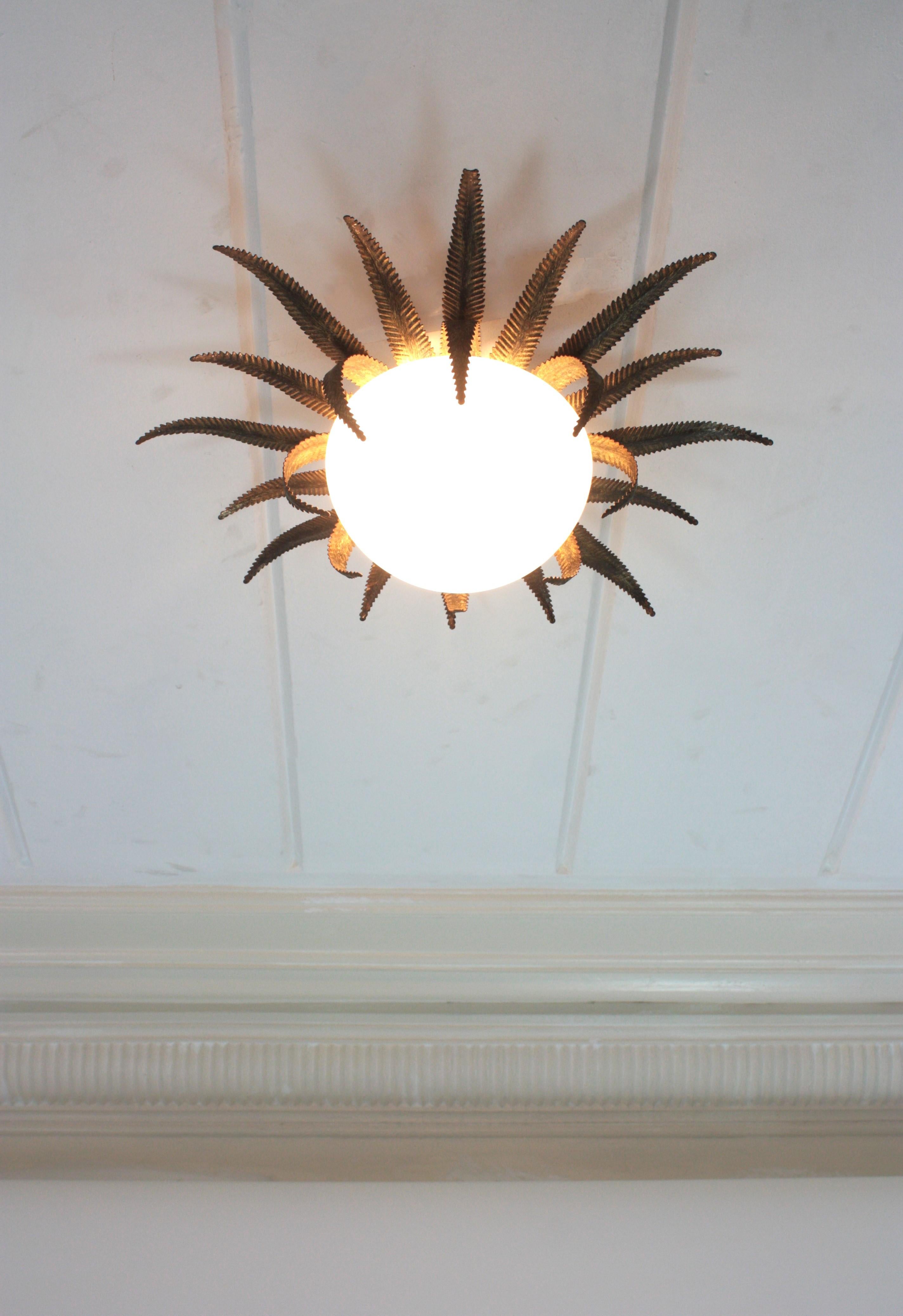 Doré Grand luminaire français en métal doré et verre de lait à étoile en forme de soleil en vente