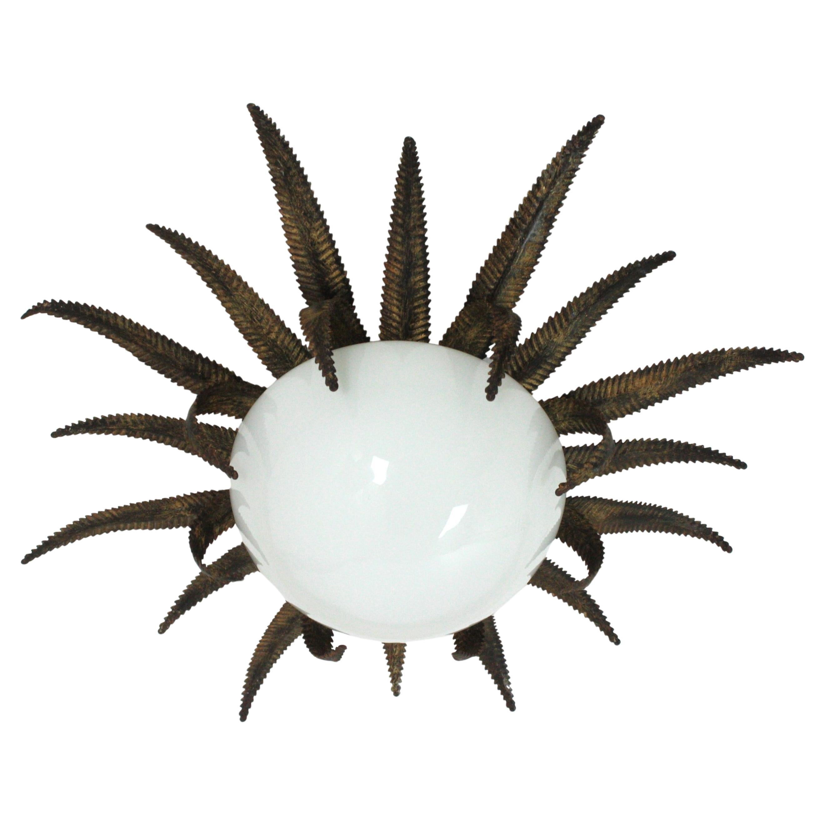 Grand luminaire français en métal doré et verre de lait à étoile en forme de soleil Bon état - En vente à Barcelona, ES