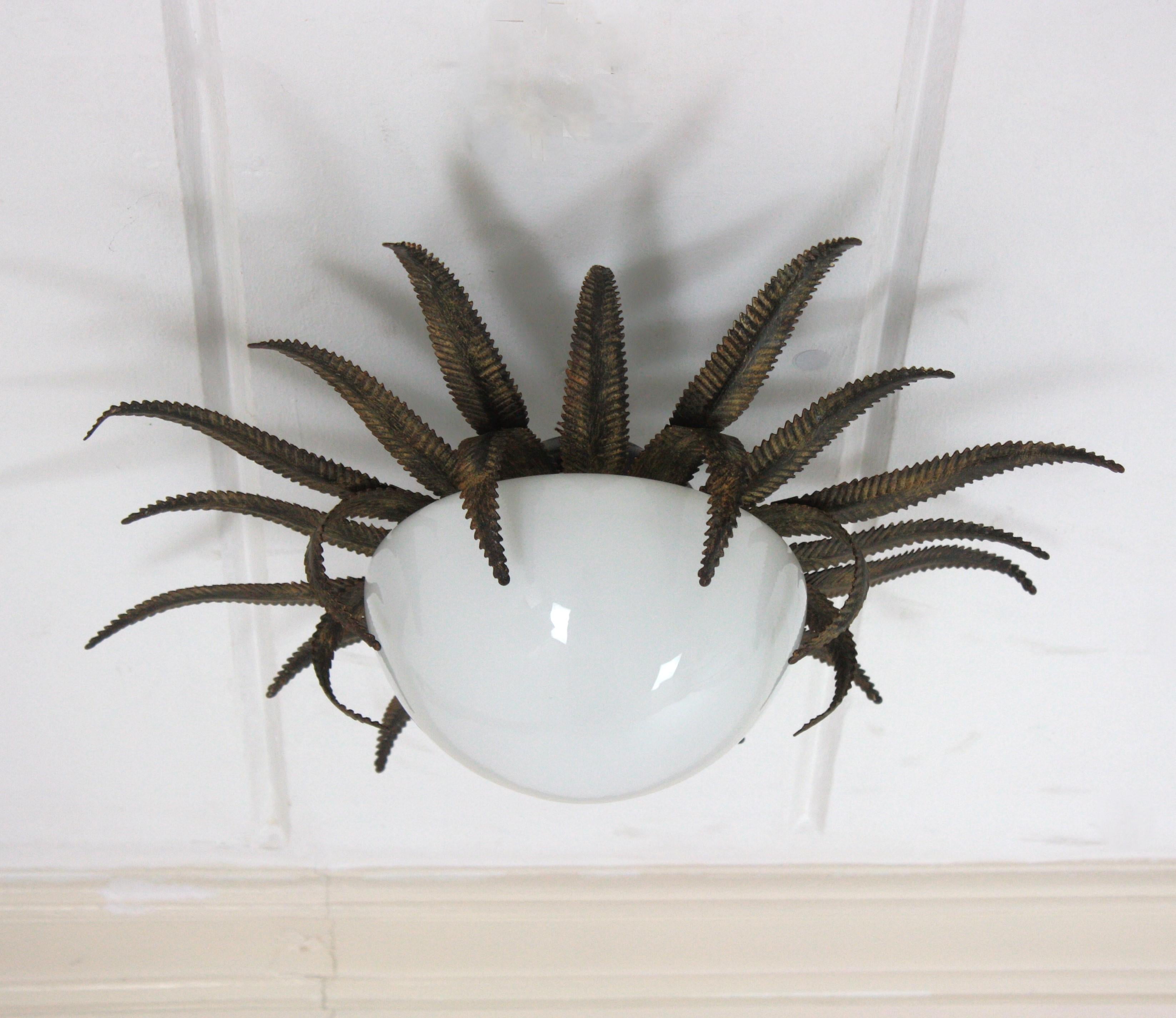 20ième siècle Grand luminaire français en métal doré et verre de lait à étoile en forme de soleil en vente