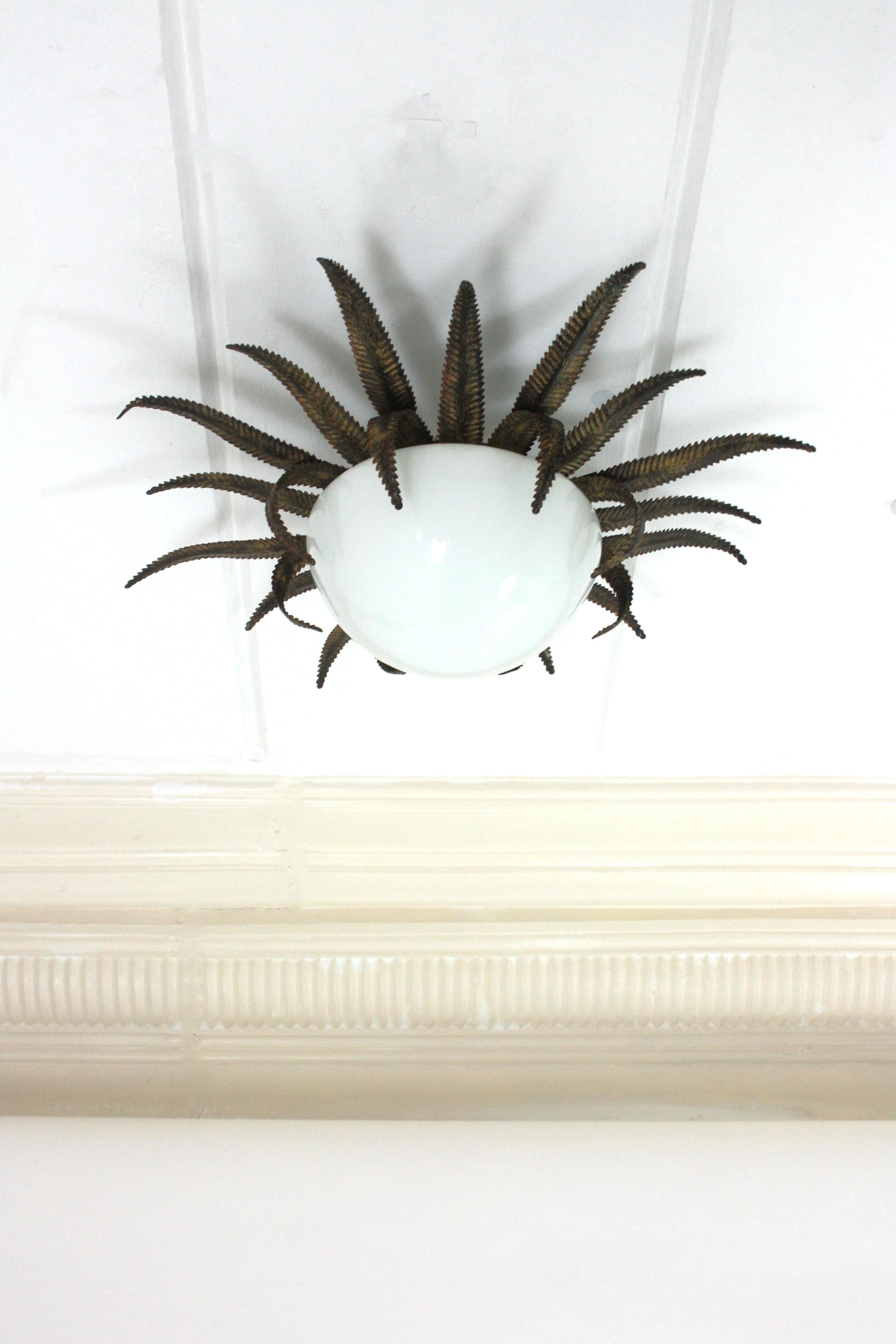 Métal Grand luminaire français en métal doré et verre de lait à étoile en forme de soleil en vente