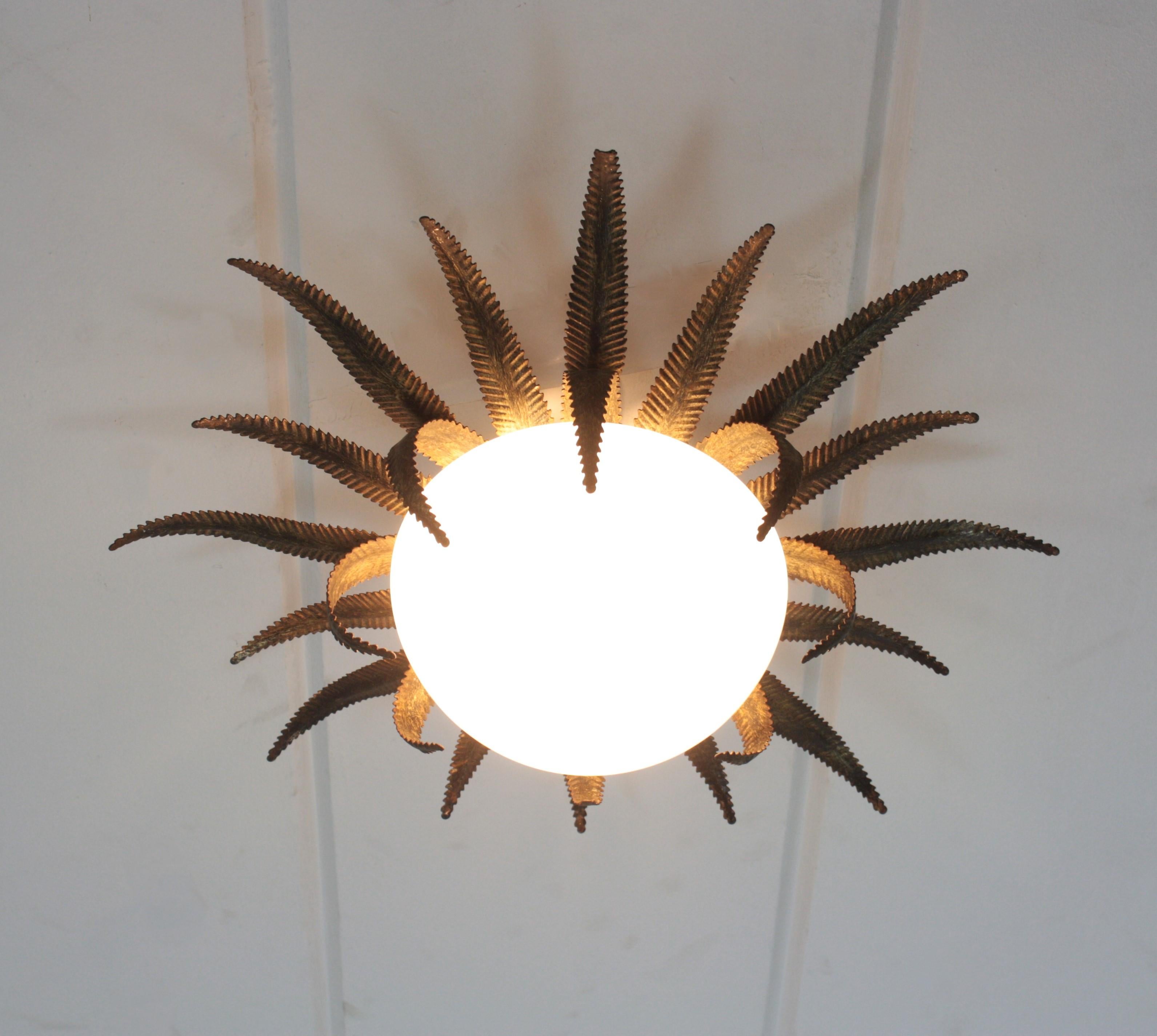 Grand luminaire français en métal doré et verre de lait à étoile en forme de soleil en vente 1