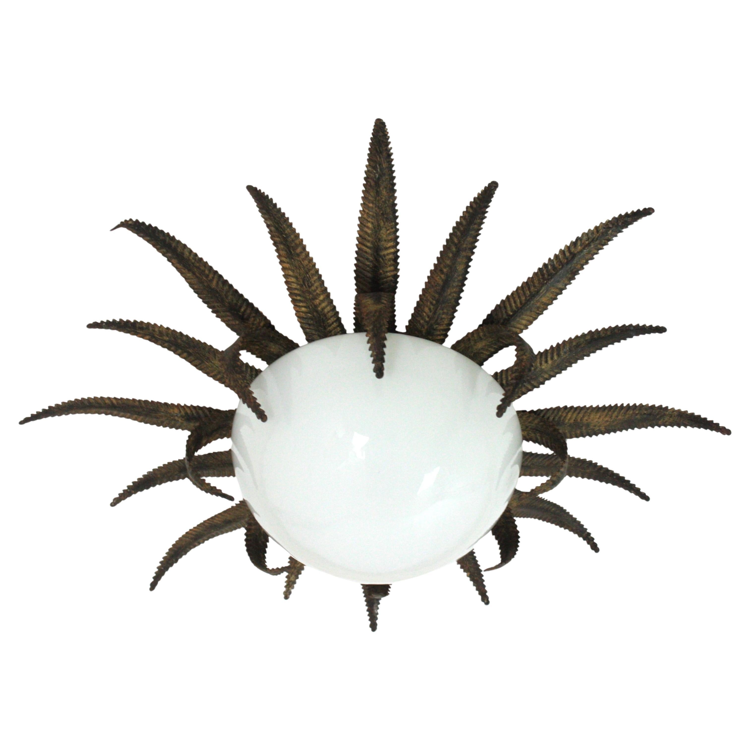 Grand luminaire français en métal doré et verre de lait à étoile en forme de soleil