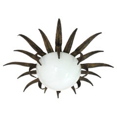 Große französische Sunburst Starburst Leuchte aus vergoldetem Metall und Milchglas