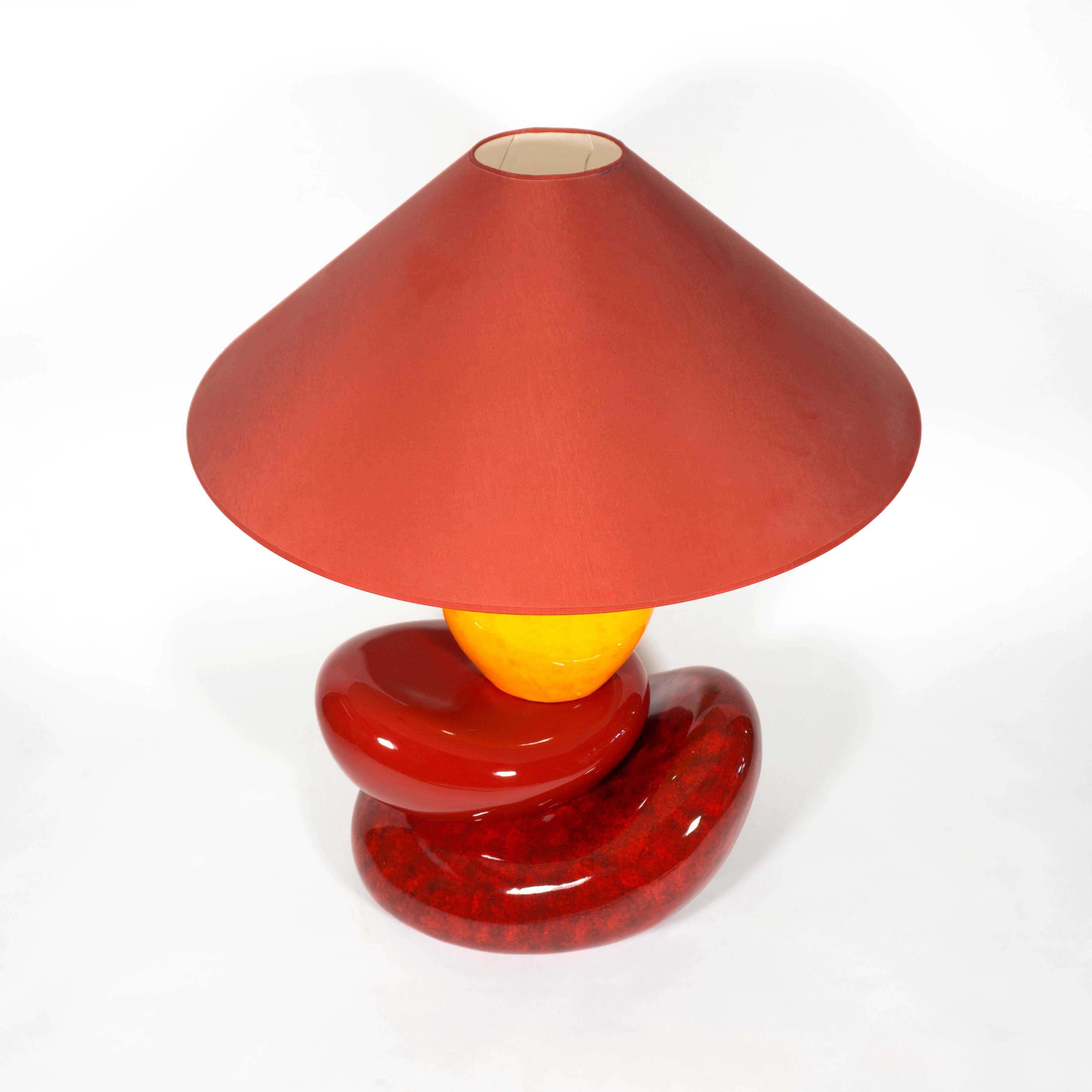 Français Grande lampe de table française de François Châtain en céramique émaillée rouge et jaune en vente