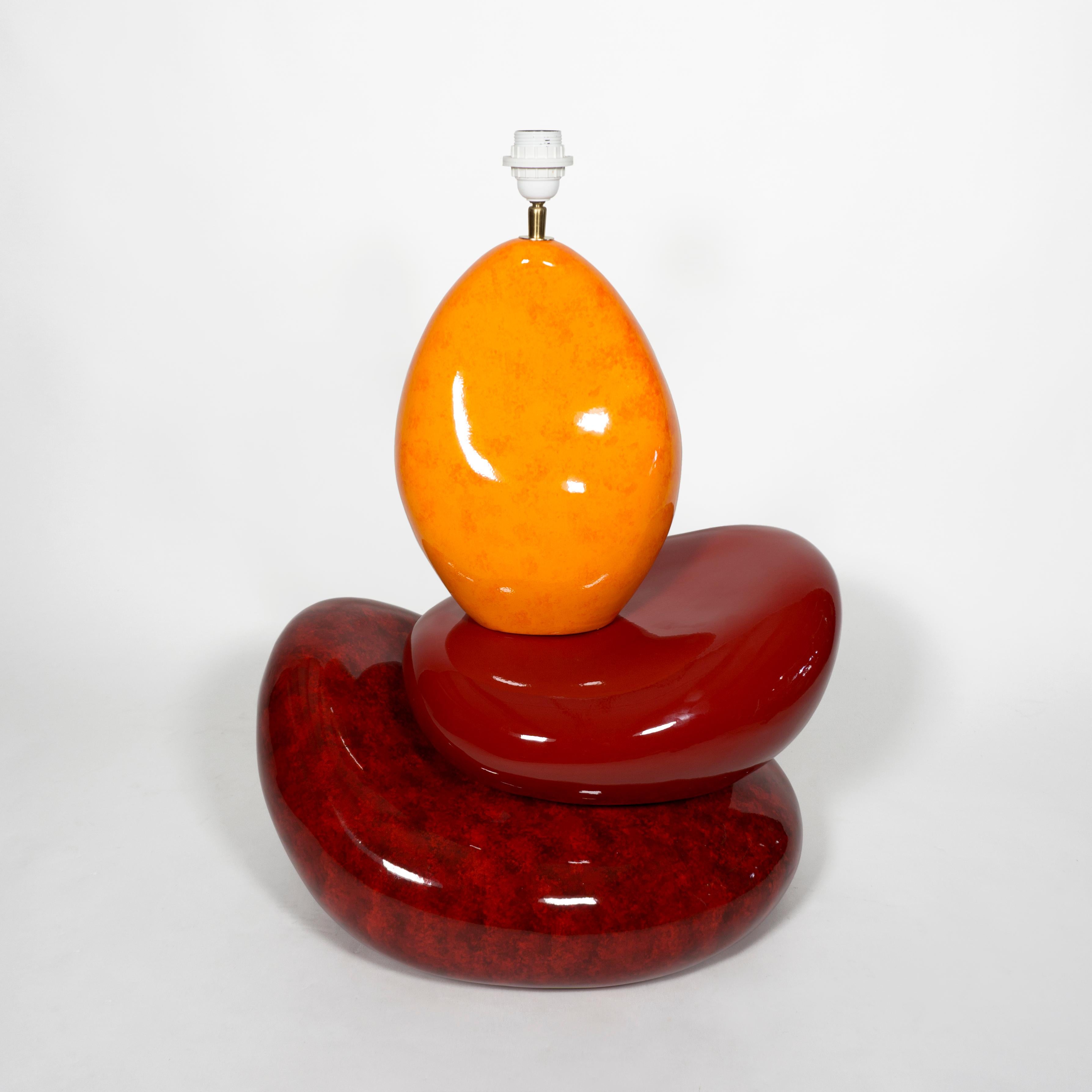 Laiton Grande lampe de table française de François Châtain en céramique émaillée rouge et jaune en vente