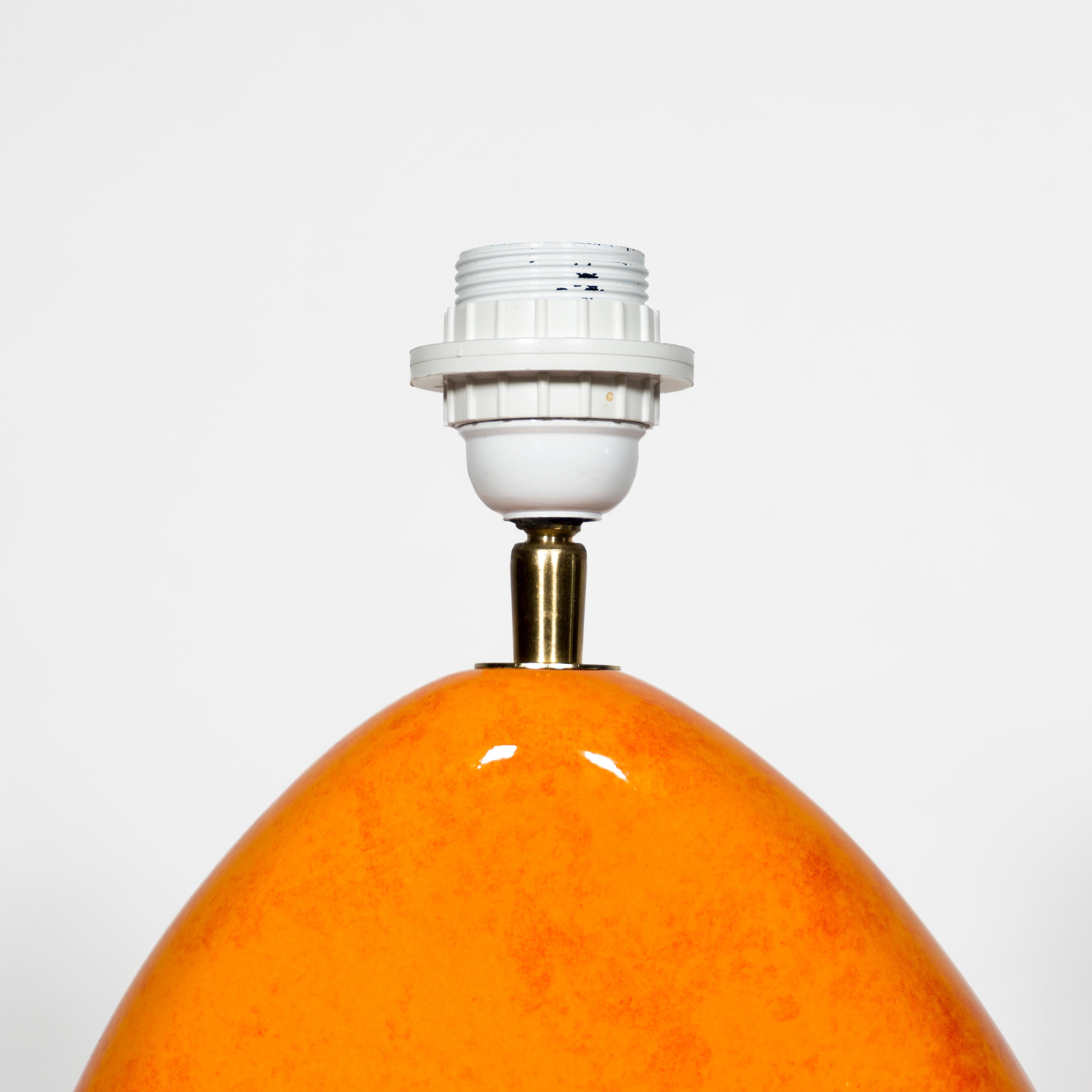 Grande lampe de table française de François Châtain en céramique émaillée rouge et jaune en vente 2