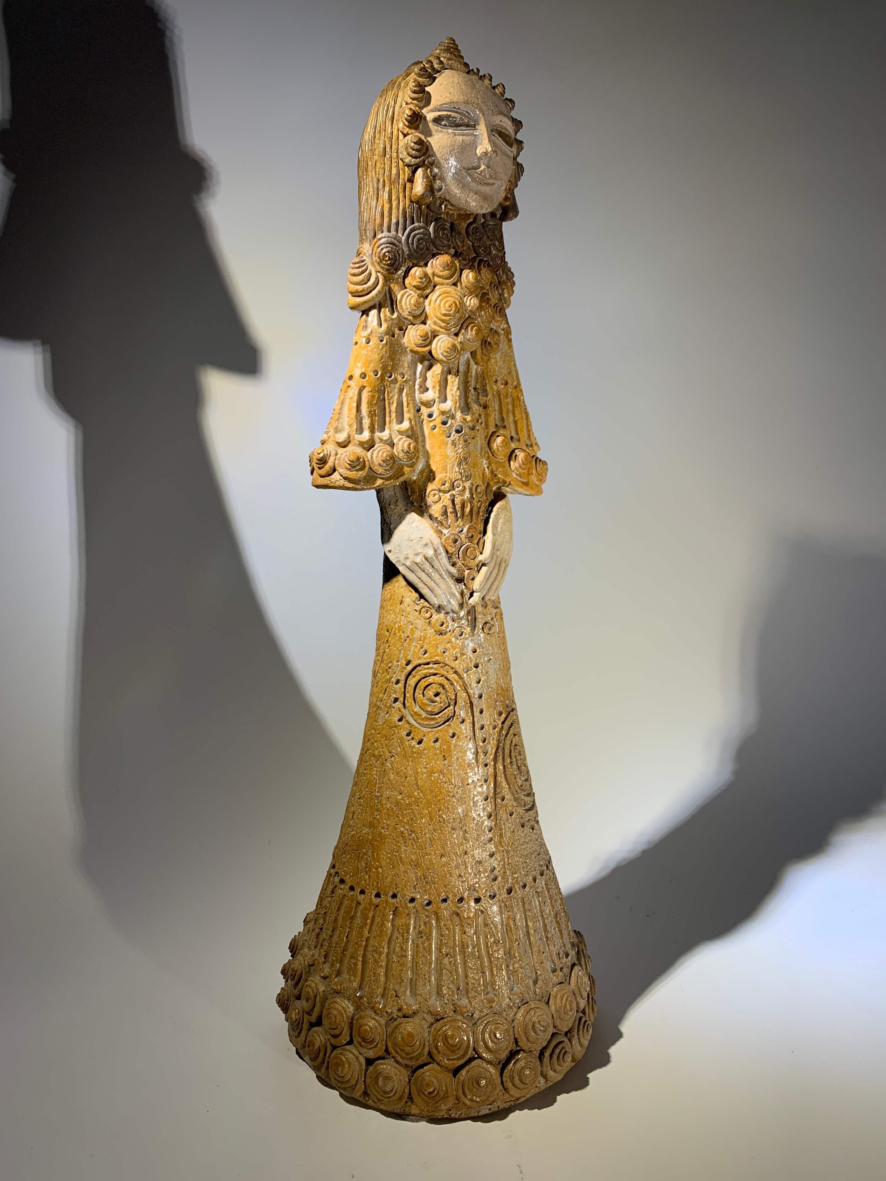 Una grande e accattivante scultura in terracotta che emana una straordinaria eleganza.
Questo pezzo unico è firmato e datato
Firma da definire.
Francia, circa 1972.
