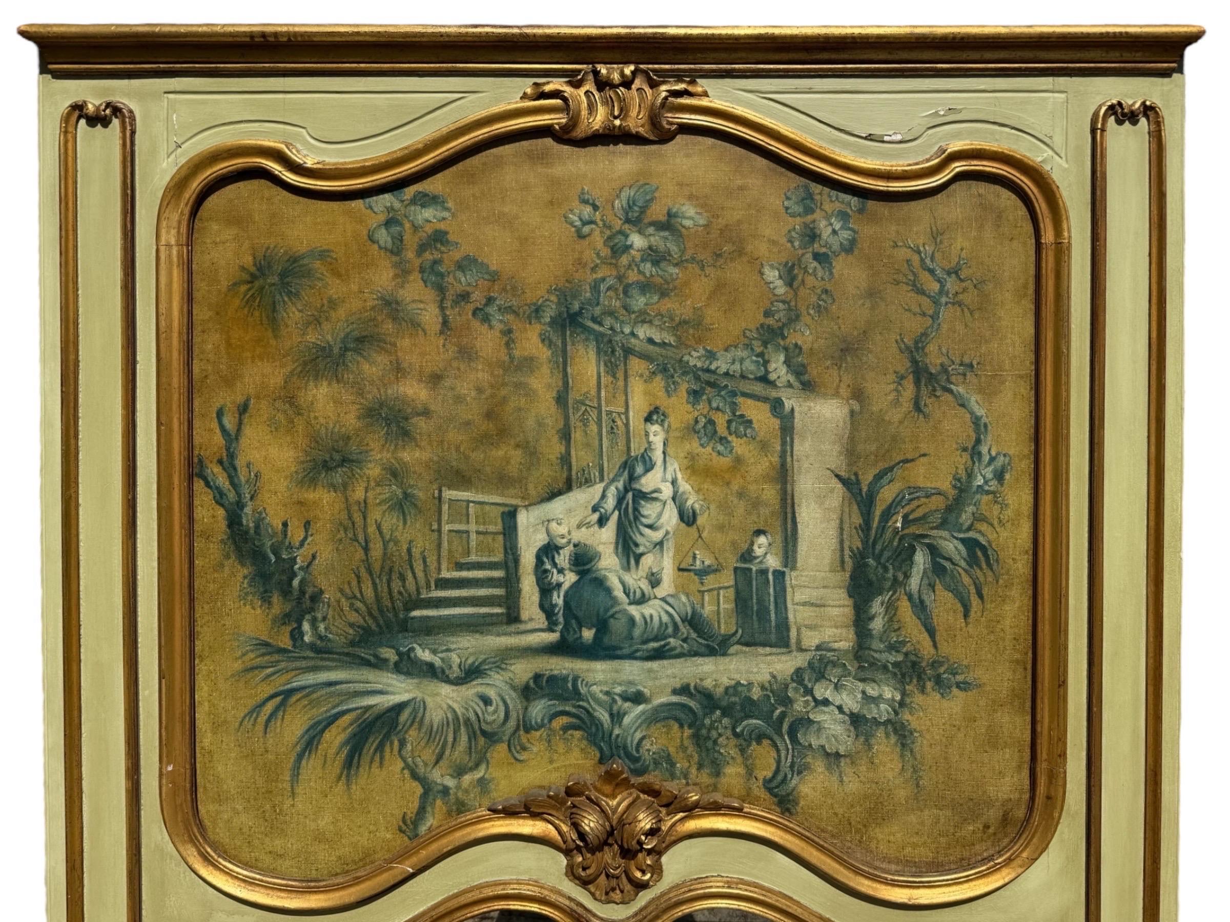 Grande specchio francese parcel-gilt trameau del 1820 circa. Intagliato e decorato con l'esterno dipinto. Sulla parte superiore è incastonata una scena di cineseria ad olio su tela, mentre sotto c'è lo specchio originale; entrambi sono incorniciati